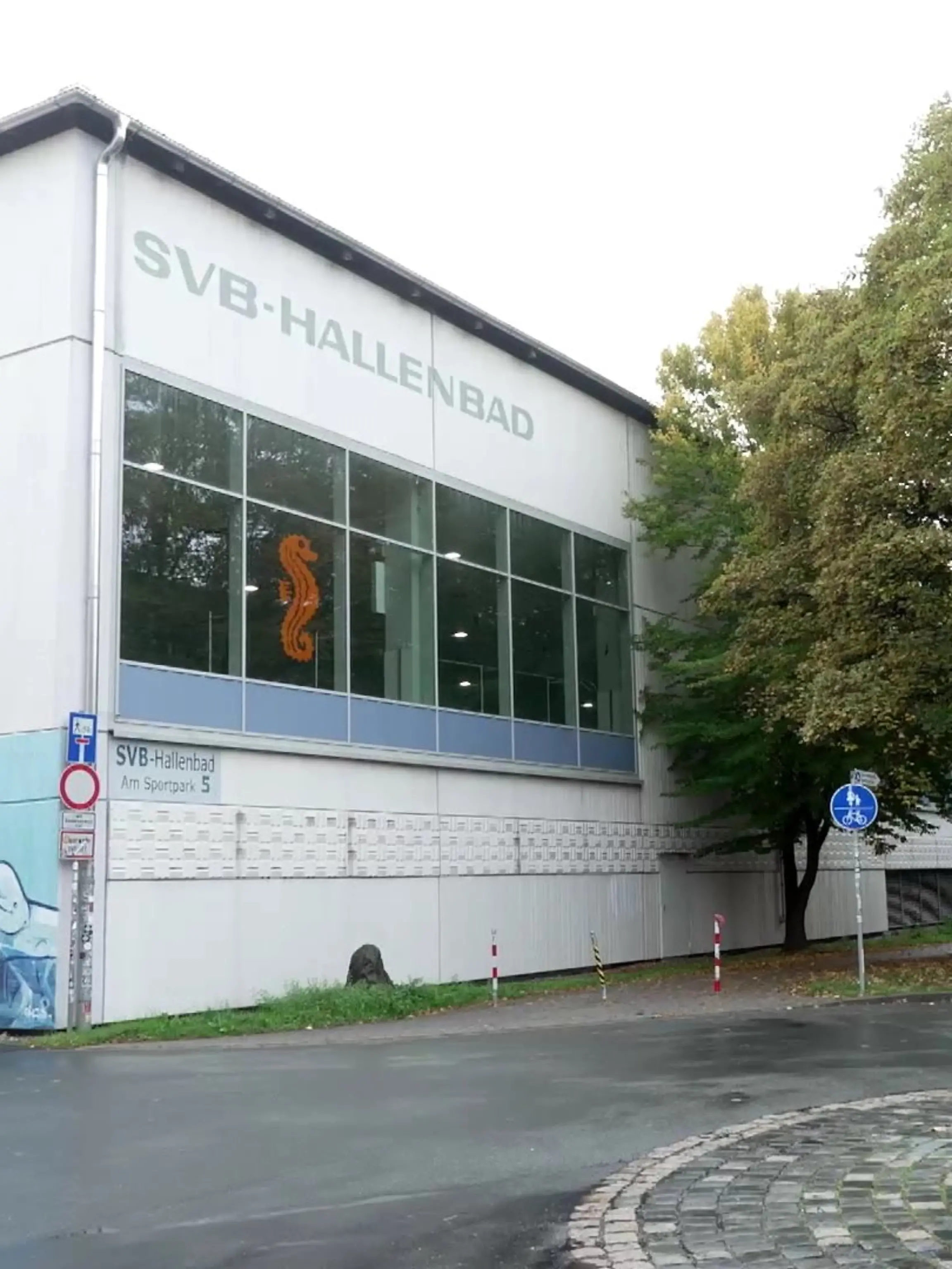 Nach seinem Besuch im SVB-Hallenbad in Bayreuth wird der Heimweg für einen Siebenjährigen zum Albtraum.