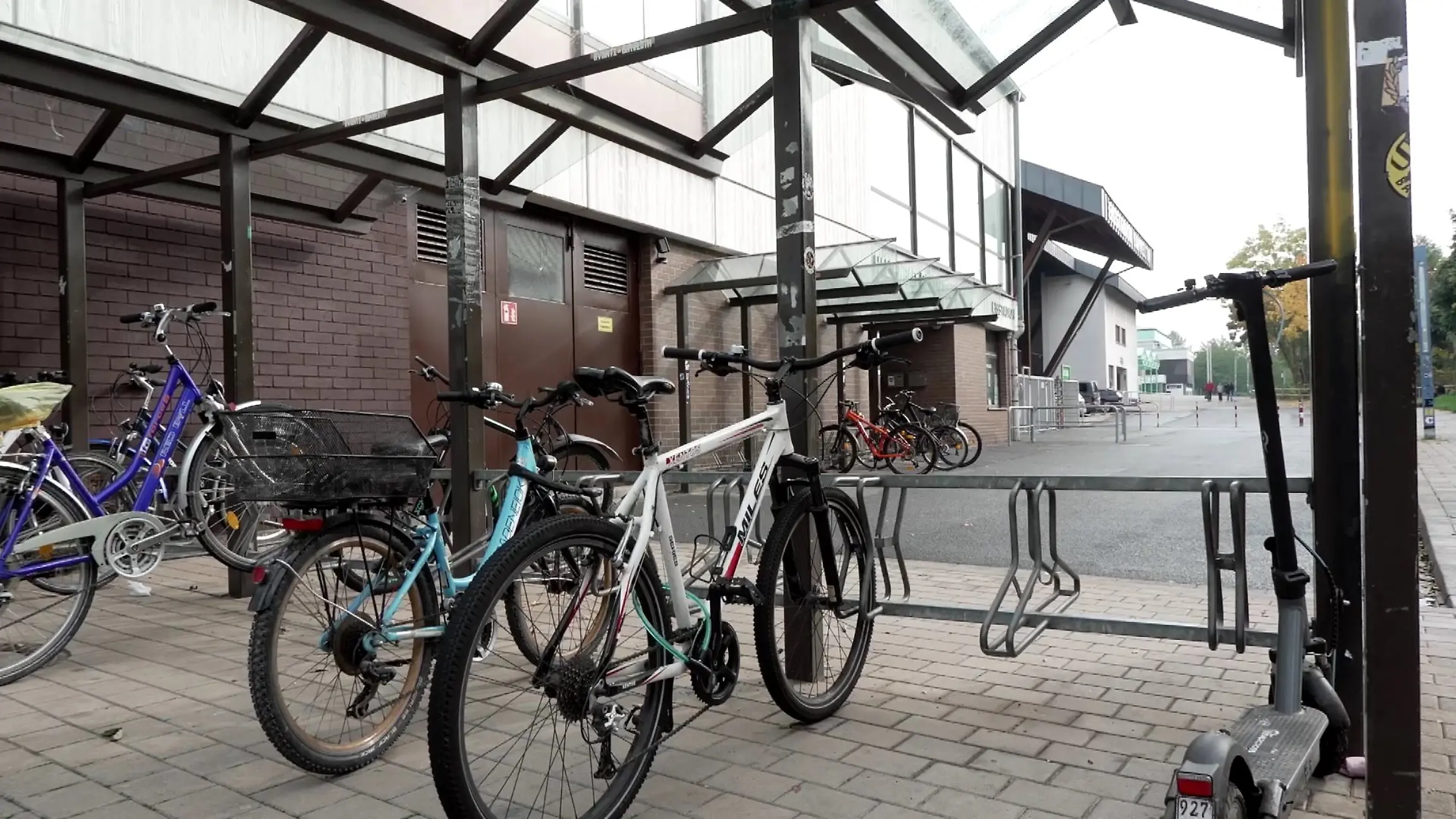 An diesen Fahrradständern spricht der Unbekannte den Siebenjährigen an, bietet ihm Pizza an und hält ihn anschließend fest.
