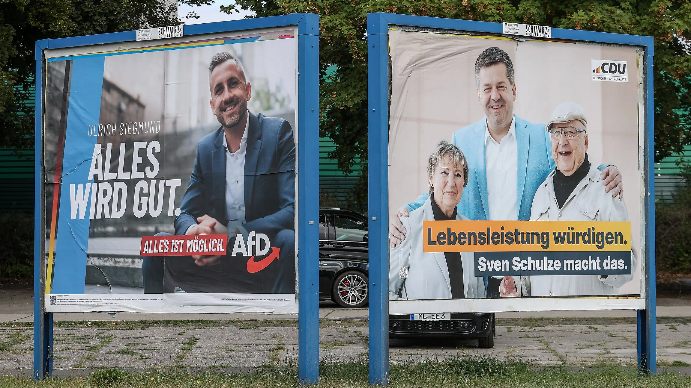 07.08.2026, Politik, Landtagswahl 2026 in Sachsen-Anhalt. Plakate, Wahlplakate von Ulrich Siegmund Alternative füe Deutschland, AfD und Ministerpräsident Sven Schulze CDU an der B246 in Oschersleben. Oschersleben *** August 7, 2026, Politics, 2026 State Election in Saxony-Anhalt Posters, campaign posters for Ulrich Siegmund of Alternative for Germany AfD and Minister President Sven Schulze of the CDU along the B246 in Oschersleben, Oschersleben