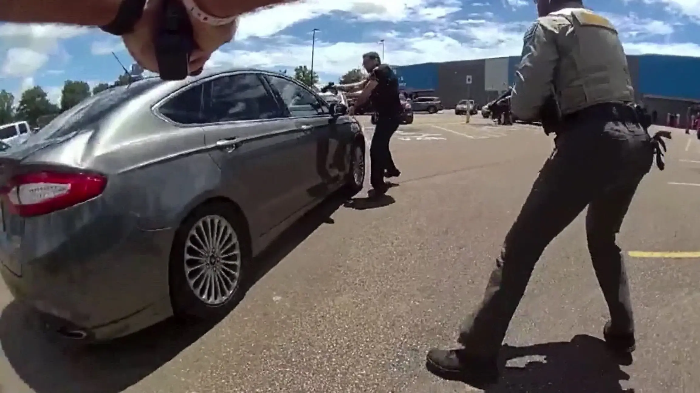 Dramatische Szenen auf einem Walmart-Parkplatz: Die Bodycam-Aufnahmen zeigen den Polizeieinsatz, bei dem der einjährige Kohen Wiley erschossen wird.