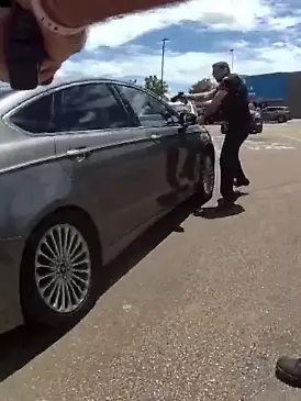 Dramatische Szenen auf einem Walmart-Parkplatz: Die Bodycam-Aufnahmen zeigen den Polizeieinsatz, bei dem der einjährige Kohen Wiley erschossen wird.