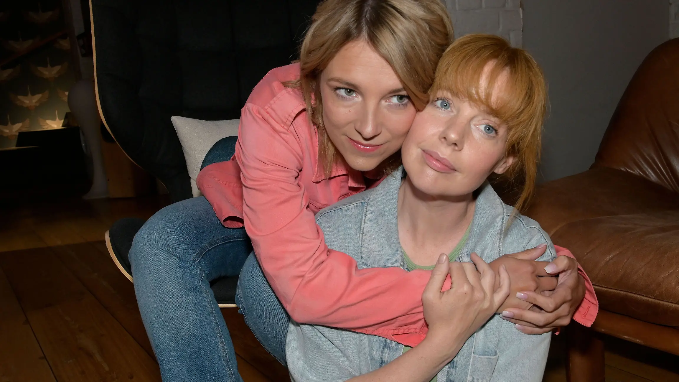 Lilly (Iris Mareike Steen, l.) erfährt von Toni (Olivia Marei), dass sie noch nicht bereit ist, sich ihren Problemen zu stellen.