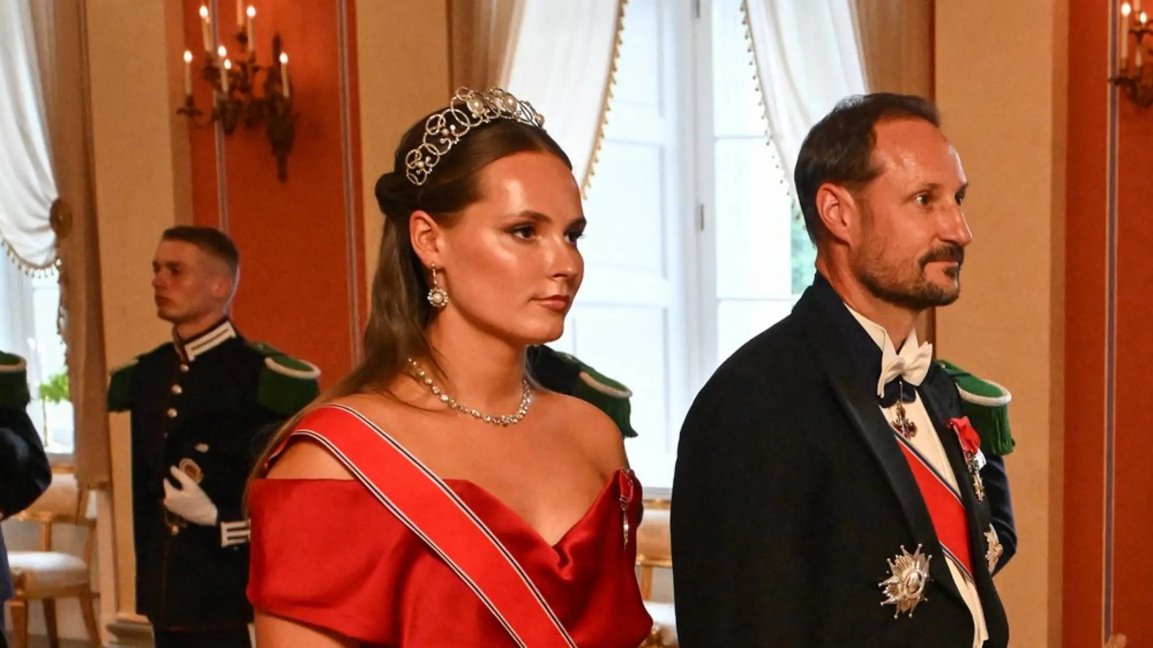 Kronprinzessin Ingrid Alexandra begleitet ihren Vater König Haakon zu einem besonderen Galadinner.