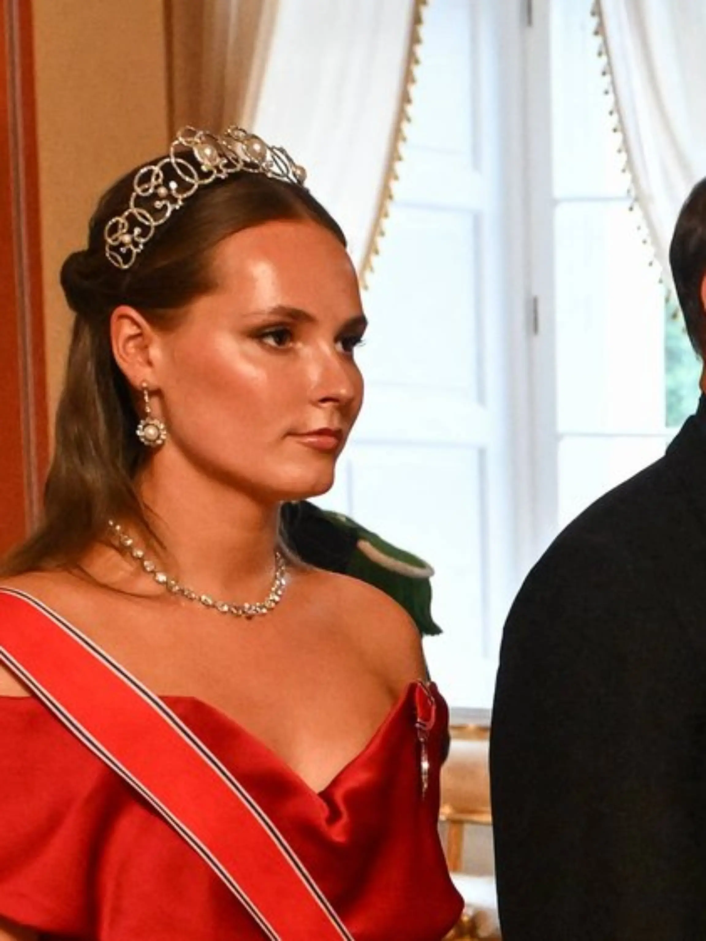 Kronprinzessin Ingrid Alexandra begleitet ihren Vater König Haakon zu einem besonderen Galadinner.