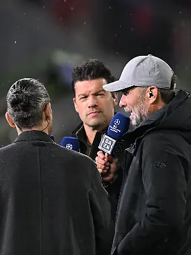 21.10.2026, Bayern, München: Fußball, Männer: Champions League, Vorrunde, 3. Spieltag, Bayern München - FC Arsenal. Bundestrainer Jürgen Klopp (r) und Michael Ballack (M) beim Interview während der Halbzeit.