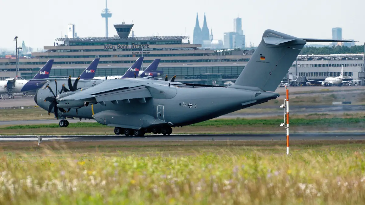 26.06.2021, Nordrhein-Westfalen, Bonn: Ein Airbus A400M der Bundeswehr landet auf dem Flughafen Köln Bonn mit den ersten der zwölf Bundeswehr-Soldaten, die bei einem Selbstmordattentat im westafrikanischen Mali verletzt wurden. An Bord waren die drei schwer verletzten deutschen Blauhelm-Soldaten und jene, die liegend transportiert werden müssen. Sie sollen ins Bundeswehr-Zentralkrankenhaus nach Koblenz gebracht werden. (zu dpa "Erste Bundeswehrmaschine mit verletzten Soldaten aus Mali gelandet") Foto: Henning Kaiser/dpa +++ dpa-Bildfunk +++