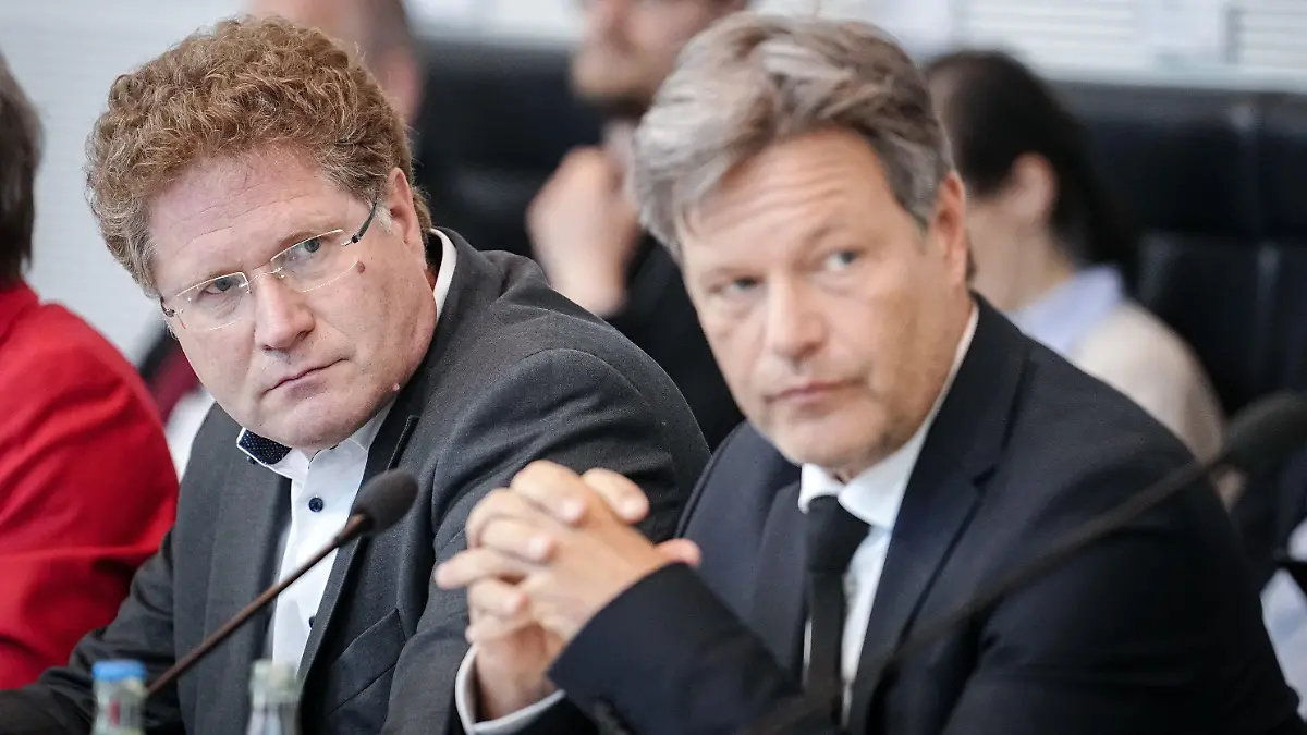 10.05.2023, Berlin: Robert Habeck (r, Bündnis 90/Die Grünen), Bundesminister für Wirtschaft und Klimaschutz, und Patrick Graichen, Staatssekretär im Bundesministerium für Wirtschaft und Klimaschutz, nehmen an der gemeinsamen Sitzung der Ausschüsse für Wirtschaft und Klimaschutz und Energie des Bundestages teil. Thema ist der Bericht des Bundesministeriums für Wirtschaft und Klimaschutz (BMWK) zu der aktuellen Berichterstattung zur Personalpolitik und Stellenbesetzung durch das BMWK. Foto: Kay Nietfeld/dpa +++ dpa-Bildfunk +++