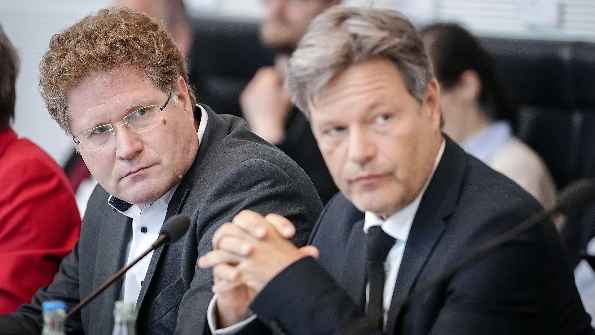 10.05.2023, Berlin: Robert Habeck (r, Bündnis 90/Die Grünen), Bundesminister für Wirtschaft und Klimaschutz, und Patrick Graichen, Staatssekretär im Bundesministerium für Wirtschaft und Klimaschutz, nehmen an der gemeinsamen Sitzung der Ausschüsse für Wirtschaft und Klimaschutz und Energie des Bundestages teil. Thema ist der Bericht des Bundesministeriums für Wirtschaft und Klimaschutz (BMWK) zu der aktuellen Berichterstattung zur Personalpolitik und Stellenbesetzung durch das BMWK. Foto: Kay Nietfeld/dpa +++ dpa-Bildfunk +++