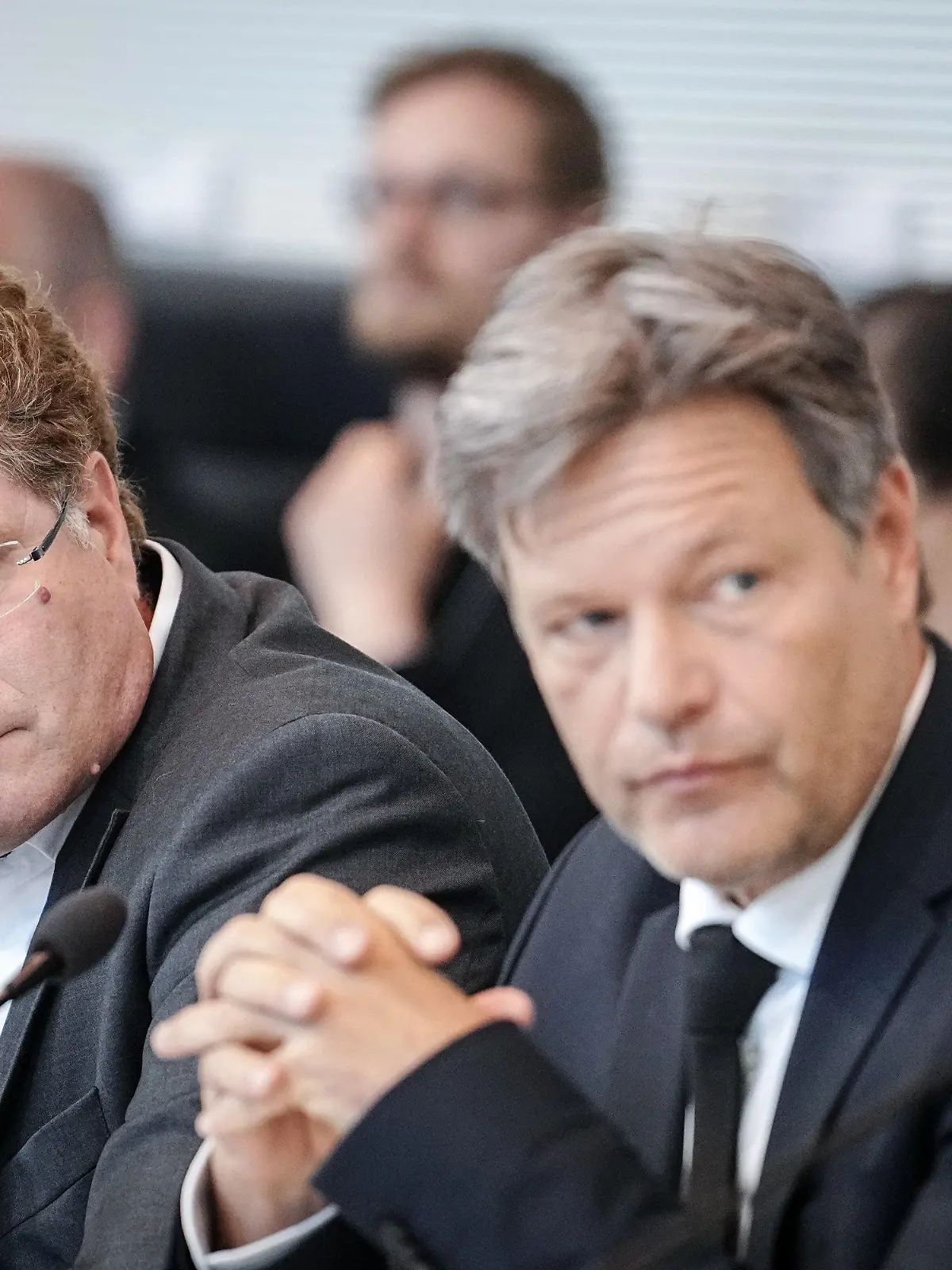 10.05.2023, Berlin: Robert Habeck (r, Bündnis 90/Die Grünen), Bundesminister für Wirtschaft und Klimaschutz, und Patrick Graichen, Staatssekretär im Bundesministerium für Wirtschaft und Klimaschutz, nehmen an der gemeinsamen Sitzung der Ausschüsse für Wirtschaft und Klimaschutz und Energie des Bundestages teil. Thema ist der Bericht des Bundesministeriums für Wirtschaft und Klimaschutz (BMWK) zu der aktuellen Berichterstattung zur Personalpolitik und Stellenbesetzung durch das BMWK. Foto: Kay Nietfeld/dpa +++ dpa-Bildfunk +++