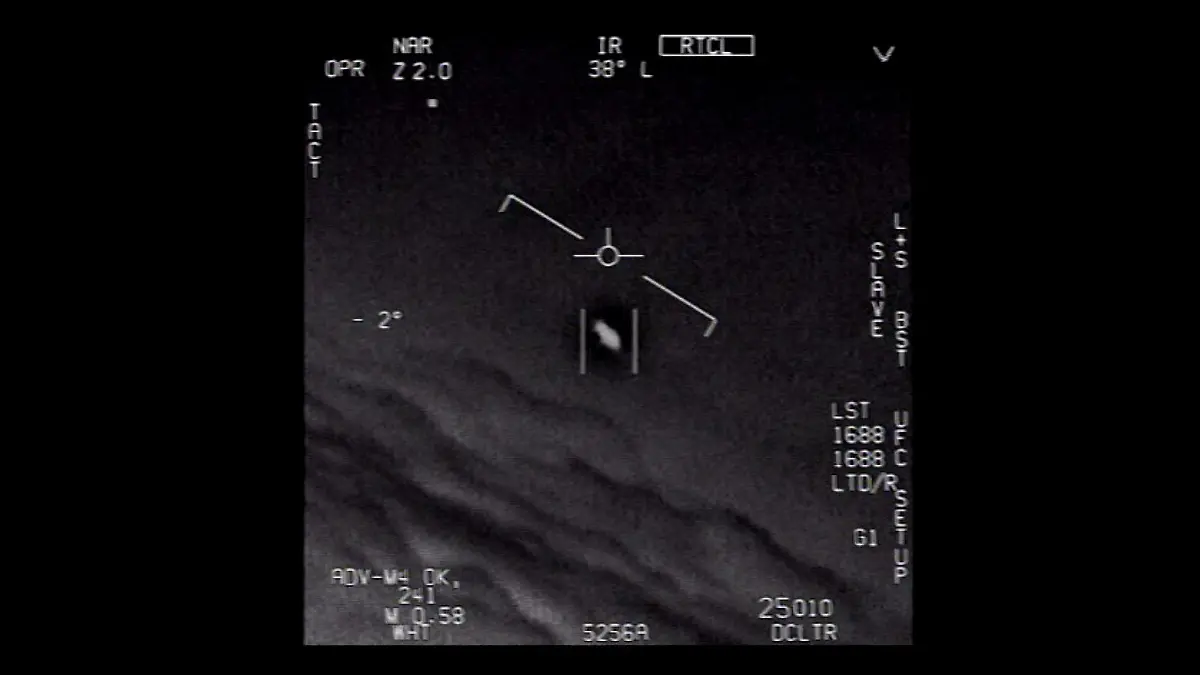 ARCHIV - 10.06.2021, ---: Das Standbild eines vom US-Verteidigungsministerium veröffentlichten Videos zeigt ein Unidentifiziertes Flugobjekt, das von Piloten der US-Marine gesichtet wurde. (Bestmögliche Bildqualität. Aufnahmedatum unbekannt). Die US-Regierung hat einem mit Spannung erwarteten Bericht zufolge zumindest bislang keine Erklärung für rund 140 Himmelserscheinungen aus den vergangenen zwei Jahrzehnten. Foto: U.S. Department of Defense/dpa - ACHTUNG: Nur zur redaktionellen Verwendung im Zusammenhang mit der aktuellen Berichterstattung und nur mit vollständiger Nennung des vorstehenden Credits +++ dpa-Bildfunk +++