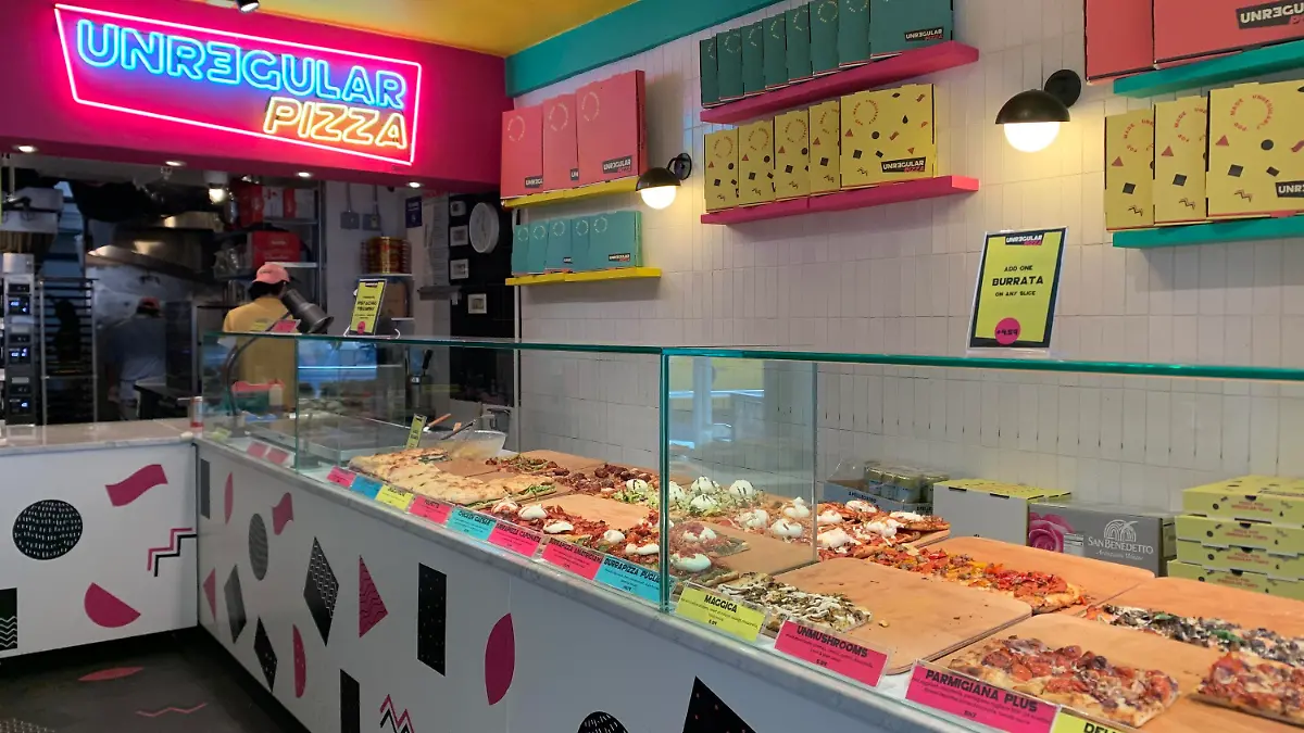 24.06.2021, USA, New York: Blick auf die Pizzeria "Unregelmäßige Pizza". In New York kann Pizza jetzt auch ertauscht werden. Während der Corona-Pandemie hatte der aus Italien stammende Lamonaca damit begonnen, bei sich zu Hause Pizza zu machen und diese dann - über durch die sozialen Medien entstandene Verbindungen - gegen andere Dinge zu tauschen, beispielsweise Schokoladenkuchen oder Weinflaschen. Foto: Christina Horsten/dpa +++ dpa-Bildfunk +++
