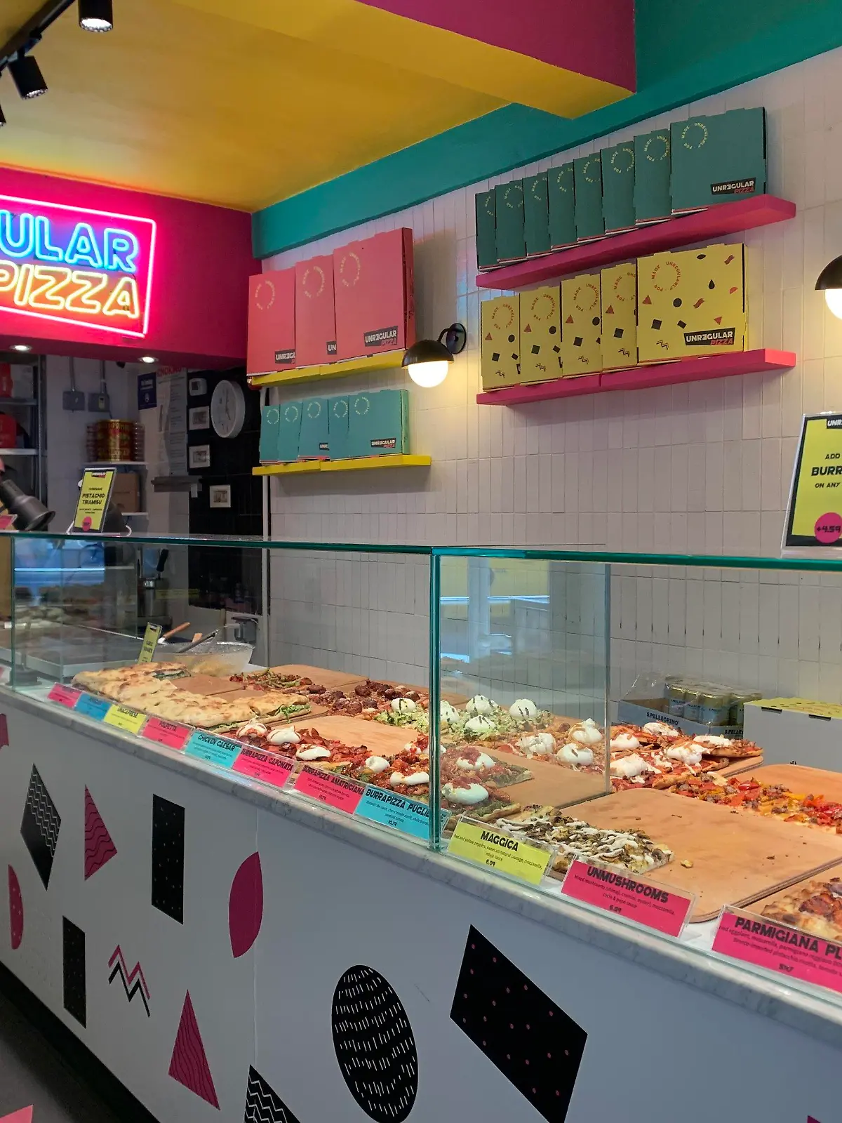 24.06.2021, USA, New York: Blick auf die Pizzeria "Unregelmäßige Pizza". In New York kann Pizza jetzt auch ertauscht werden. Während der Corona-Pandemie hatte der aus Italien stammende Lamonaca damit begonnen, bei sich zu Hause Pizza zu machen und diese dann - über durch die sozialen Medien entstandene Verbindungen - gegen andere Dinge zu tauschen, beispielsweise Schokoladenkuchen oder Weinflaschen. Foto: Christina Horsten/dpa +++ dpa-Bildfunk +++