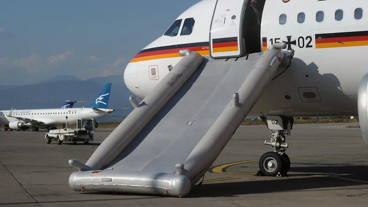 Symbolbild: Flugzeug mit Notrutsche