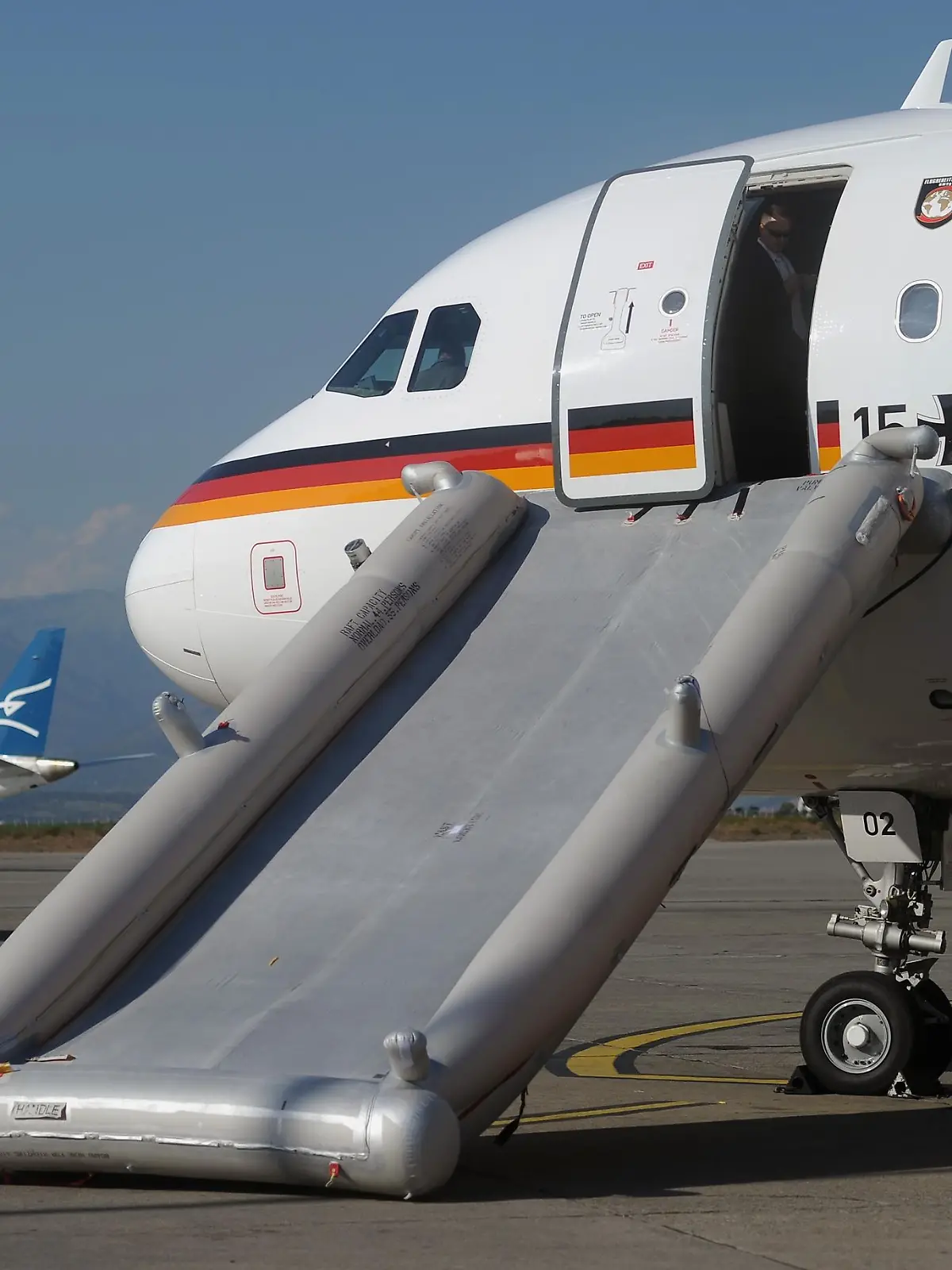 Symbolbild: Flugzeug mit Notrutsche