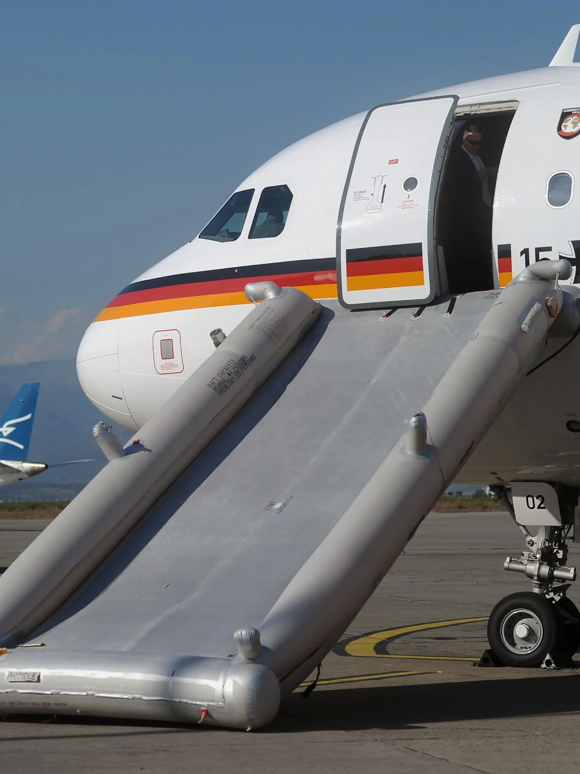 Symbolbild: Flugzeug mit Notrutsche