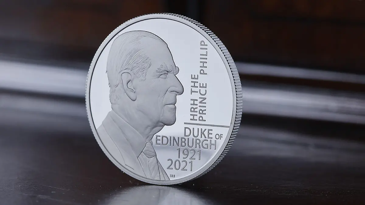 HANDOUT - 26.06.2021, ---: Dieses undatierte vom britischen Finanzministerium zur Verfügung gestellte Foto zeigt eine Fünf-Pfund-Münze, die an den britischen Prinz Philip erinnert. Der Ehemann von Queen Elizabeth II. habe das Design des Künstlers Ian Rank-Broadley im Jahr 2008 und damit lange vor seinem Tod abgesegnet, teilte das Finanzministerium mit. Foto: Hm Treasury/PA Media/dpa - ACHTUNG: Nur zur redaktionellen Verwendung im Zusammenhang mit der aktuellen Berichterstattung und nur mit vollständiger Nennung des vorstehenden Credits +++ dpa-Bildfunk +++
