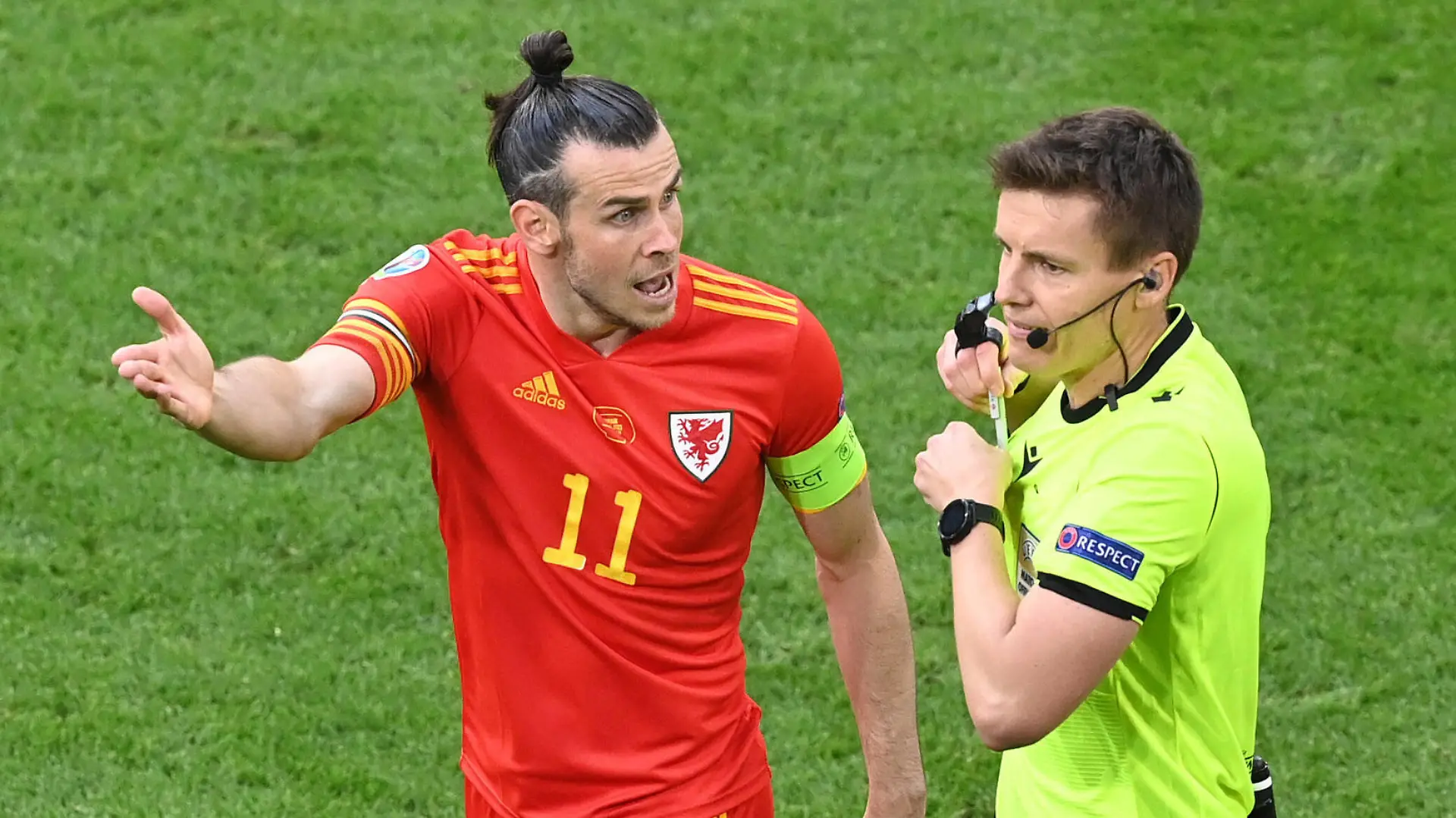 Fussball, Herren, Saison 2020/21, Euro 2020, Achtelfinale in Amsterdam, Wales - Dänemark, v. l. Gareth Bale Wales beschwert sich nach Gegentor zum 0:2 durch Kasper Dolberg nicht im Bild, Dänemark bei Schiedsrichter Daniel Siebert Deutschland, 26.06. 2021, *** Football, Men, 2020 21 season, Euro 2020, Round of 16 in Amsterdam, Wales Denmark, v l Gareth Bale Wales complains after conceding goal to 0 2 by Kasper Dolberg not in picture, Denmark at referee Daniel Siebert Germany , 26 06 2021, Copyright: xMatthiasxKochx