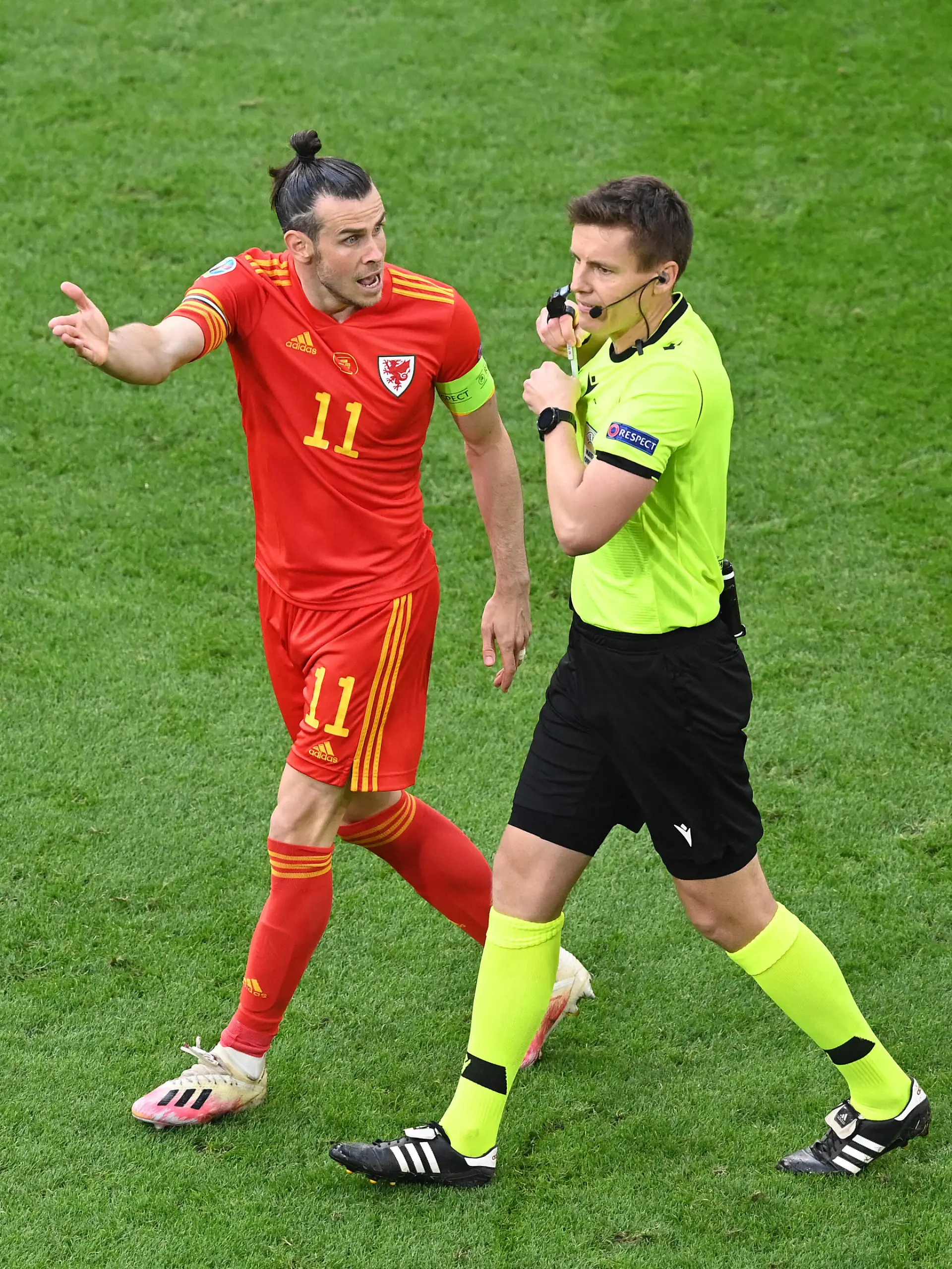  Fussball, Herren, Saison 2020/21, Euro 2020, Achtelfinale in Amsterdam, Wales - Dänemark, v. l. Gareth Bale Wales beschwert sich nach Gegentor zum 0:2 durch Kasper Dolberg nicht im Bild, Dänemark bei Schiedsrichter Daniel Siebert Deutschland, 26.06. 2021, *** Football, Men, 2020 21 season, Euro 2020, Round of 16 in Amsterdam, Wales Denmark, v l Gareth Bale Wales complains after conceding goal to 0 2 by Kasper Dolberg not in picture, Denmark at referee Daniel Siebert Germany , 26 06 2021, Copyright: xMatthiasxKochx