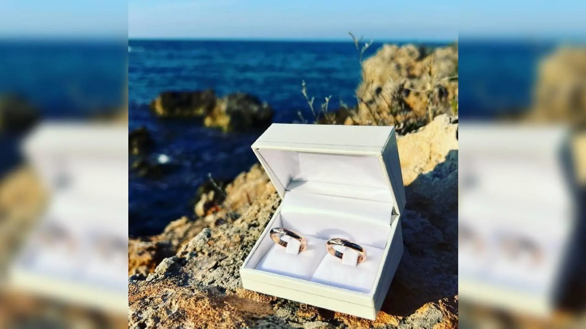Die Hochzeitsringe des Paares sind ganz schlicht in Gold gehalten.