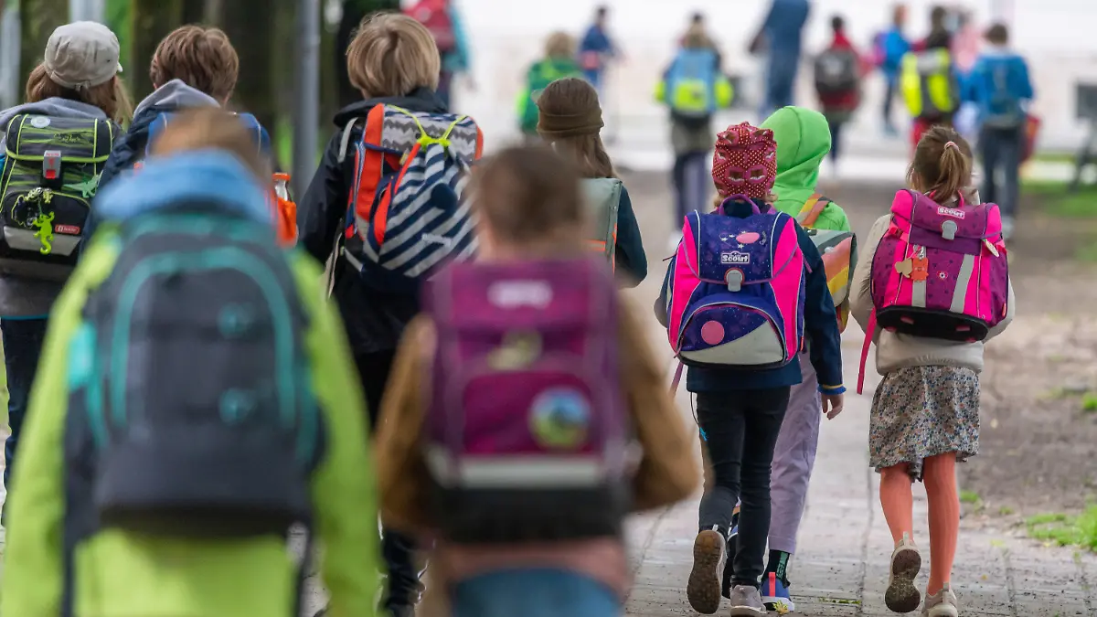 07.06.2021, Bayern, München: Schulkinder gehen am Montagmorgen nach den Pfingstferien wieder in die Schule.  Bayern hat zum Ende der Pfingstferien viele Corona-Beschränkungen aufgehoben. Foto: Peter Kneffel/dpa +++ dpa-Bildfunk +++