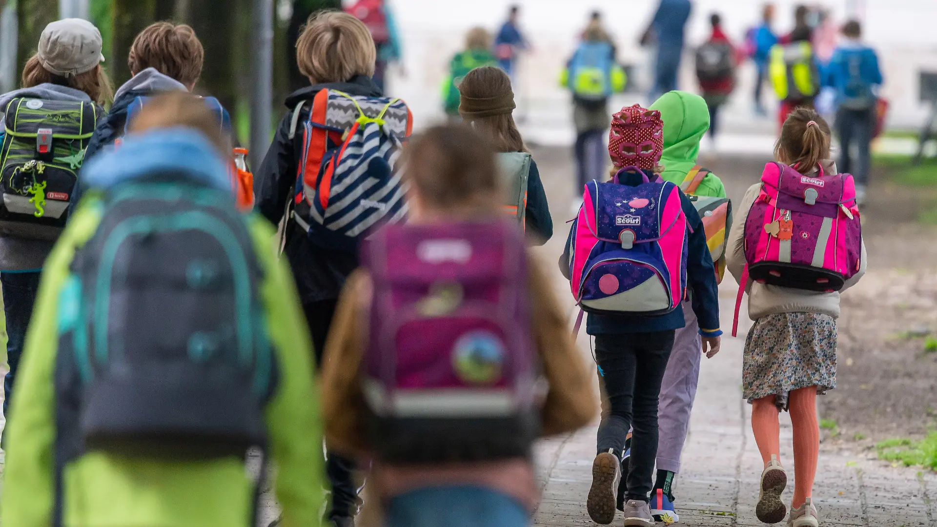 07.06.2021, Bayern, München: Schulkinder gehen am Montagmorgen nach den Pfingstferien wieder in die Schule. Bayern hat zum Ende der Pfingstferien viele Corona-Beschränkungen aufgehoben. Foto: Peter Kneffel/dpa +++ dpa-Bildfunk +++