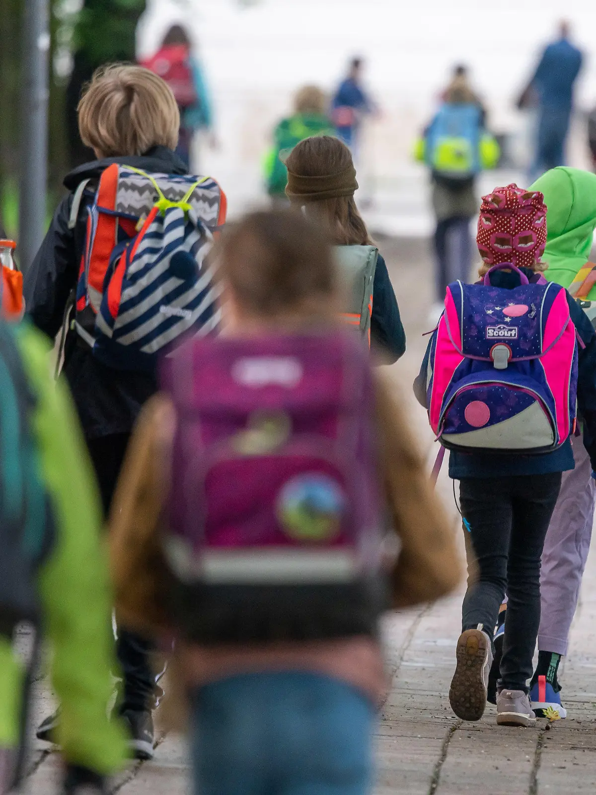 07.06.2021, Bayern, München: Schulkinder gehen am Montagmorgen nach den Pfingstferien wieder in die Schule.  Bayern hat zum Ende der Pfingstferien viele Corona-Beschränkungen aufgehoben. Foto: Peter Kneffel/dpa +++ dpa-Bildfunk +++