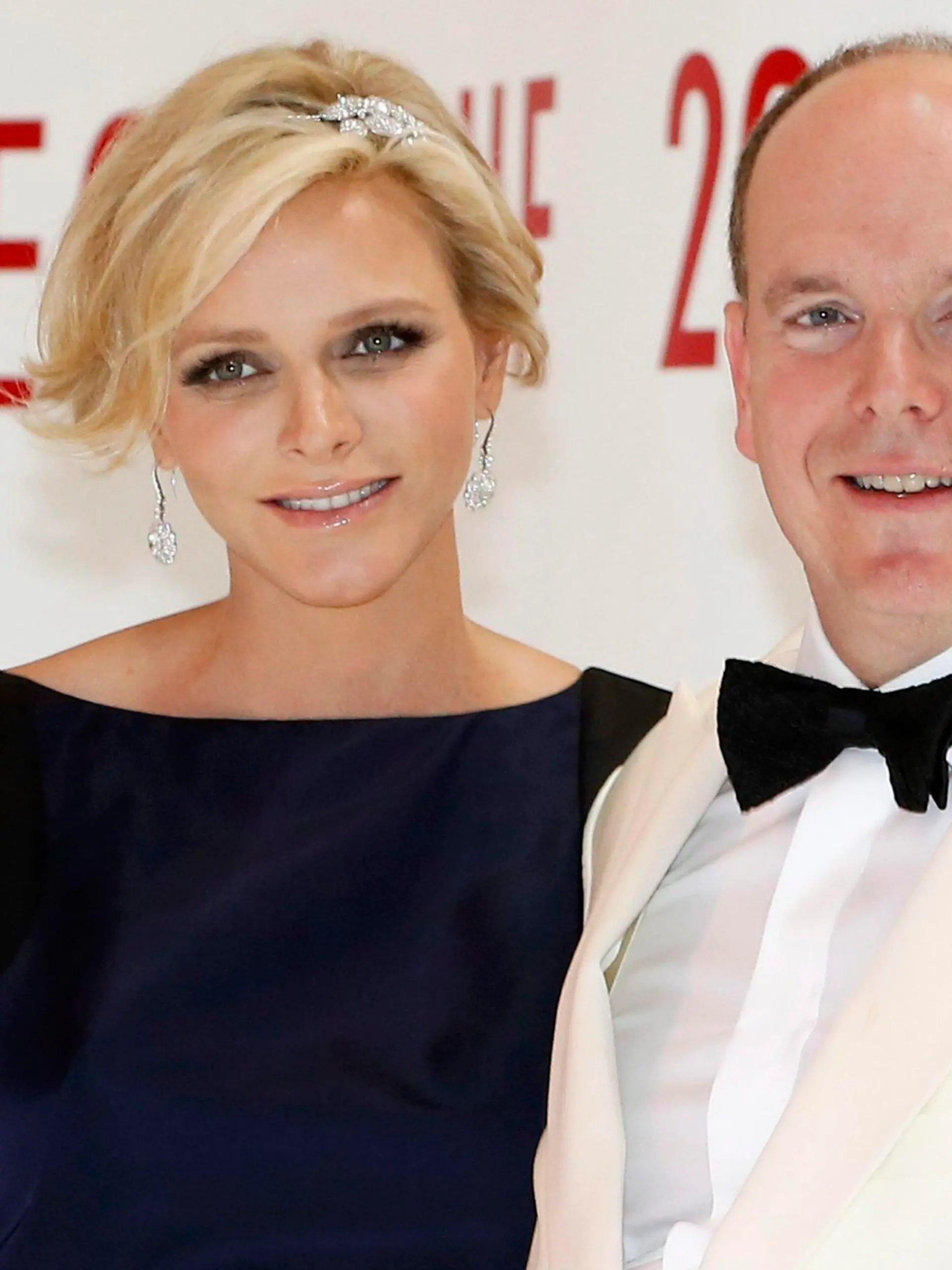 FILE - Prince Albert II of Monaco (R) arrives with his wife, Princess Charlene (L) at the 66th Red Cross Ball at the Sporting Club Salle des Etoiles in Monaco, 01 August 2014. EPA/SEBASTIEN NOGIER (zu dpa "Monacos Fürst Albert: Unsere Zwillinge kommen vor Weihnachten2 vom 19.11.2014) +++(c) dpa - Bildfunk+++