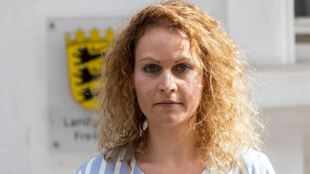 25.06.2021, Baden-Württemberg, Freiburg: Die Klägerin Felicitas Rohrer steht vor dem Gebäude des Landgericht Freiburg. Im Prozess um angeblich lebensgefährliche Nebenwirkungen durch die Verhütungspille «Yasminelle» hat sie erneut eine Niederlage erlitten. Die Freiburger Außenstelle des Oberlandesgerichts (OLG) Karlsruhe wies ihre Berufungsklage gegen den Pharmavertreiber Bayer Vital GmbH auf Schadenersatz ab. Ihr sei nicht der Nachweis gelungen, dass die Einnahme des Präparates Ursache für ihren lebensgefährlichen Zusammenbruch vor zwölf Jahren war. Foto: Philipp von Ditfurth/dpa +++ dpa-Bildfunk +++