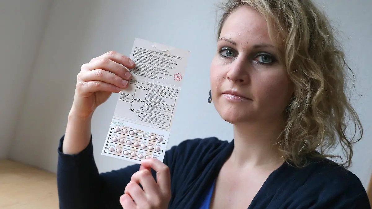 Felicitas Rohrer posiert am 11.12.2015 in Willstätt (Baden-Württemberg) mit einer Packung der vom Pharma-Konzern Bayer AG vertriebenen Verhütungspille Yasminelle. Rohrer klagt gegen Bayer wegen angeblicher Nebenwirkungen der Verhütungspille. Foto: Ralf Stockhoff/dpa (zu dpa/lsw vom 13.12.2015) +++(c) dpa - Bildfunk+++