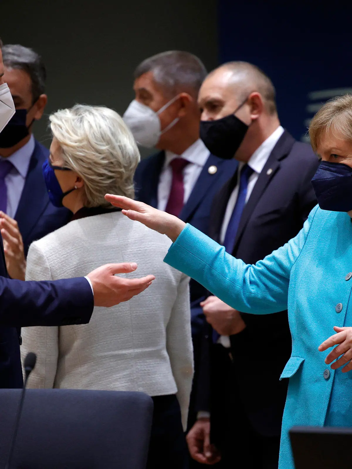 24.06.2021, Belgien, Brüssel: Angela Merkel (r), Bundeskanzlerin von Deutschland, spricht beim Gipfel der EU-Staats- und Regierungschefs mit Sebastian Kurz (l), Bundeskanzler von Österreich. Überschattet wird der Gipfel von der Diskussion über das neue ungarische Gesetz zur Beschränkung von Informationen über Homo- und Transsexuelle. Foto: Olivier Matthys/Pool AP/dpa +++ dpa-Bildfunk +++