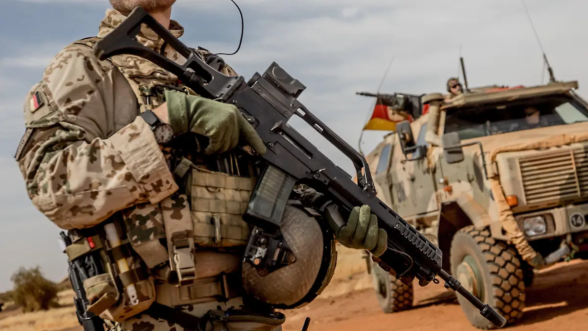 ARCHIV - 13.11.2018, Mali, Gao: Ein Soldat der Bundeswehr steht mit einem Sturmgewehr vom Typ G36 am Flughafen nahe des Stützpunktes in Gao im Norden Malis. (zu dpa "Merkel nach Putsch in Mali gegen Truppenabzug") Foto: Michael Kappeler/dpa +++ dpa-Bildfunk +++