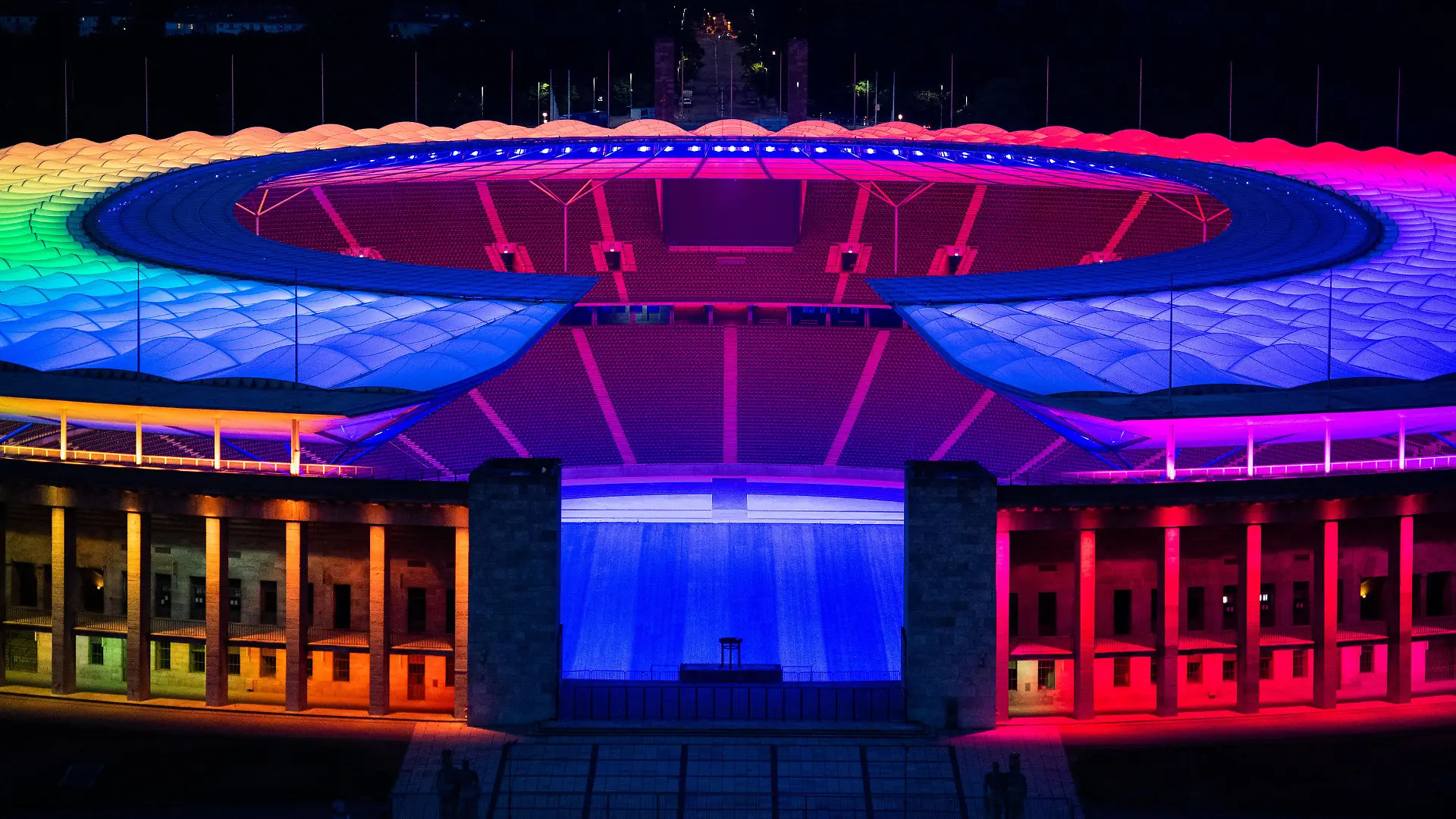 23.06.2021, Berlin: Fußball: EM, Deutschland - Ungarn, Vorrunde, Gruppe F, 3. Spieltag: Das Olympiastadion in Berlin ist während des Spiels in Regenbogenfarben beleuchtet. Foto: Christophe Gateau/dpa +++ dpa-Bildfunk +++