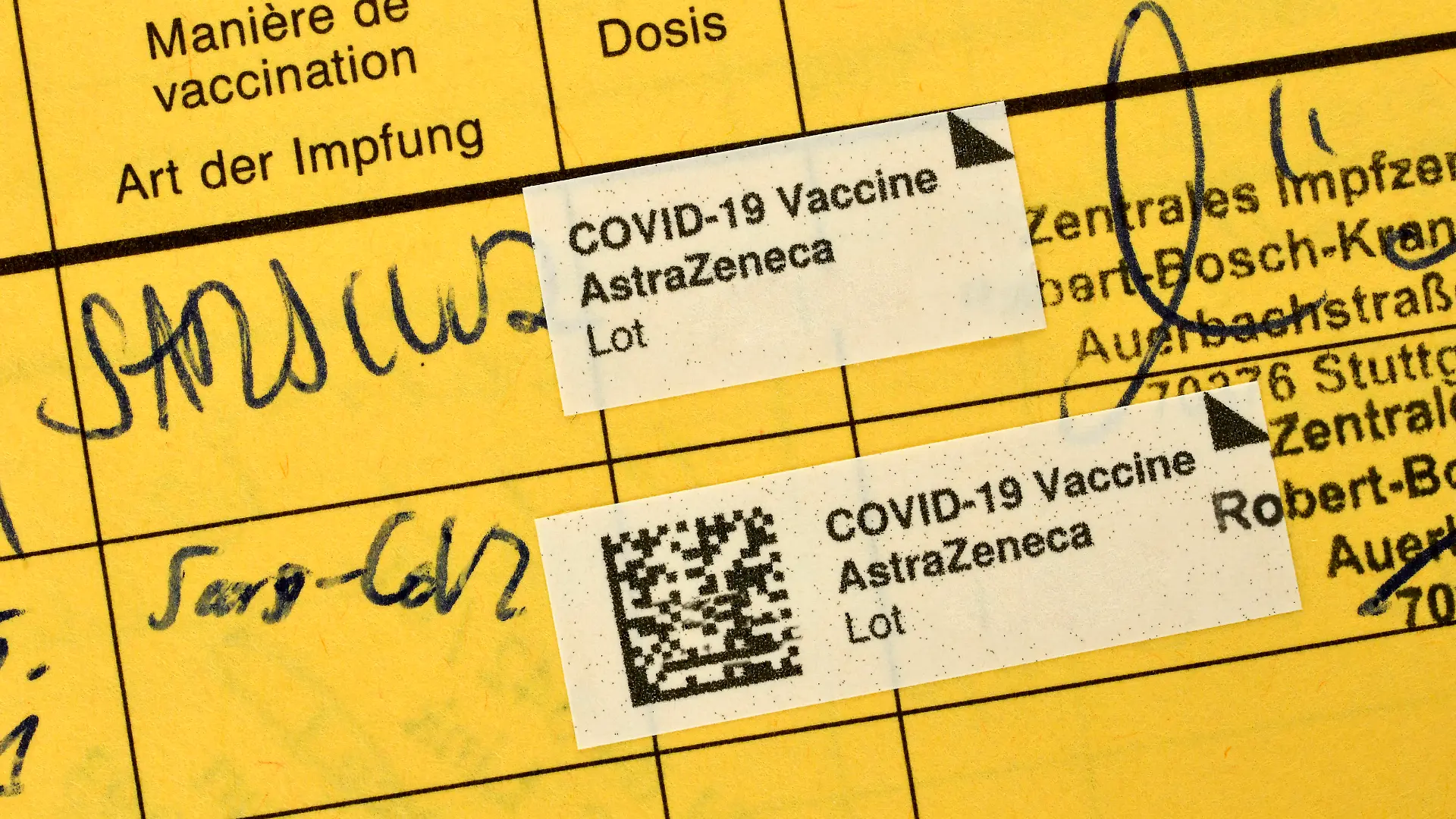 Impfpass nach zweiter erfolgter Impfung mit AstraZeneca gegen Covid-19, Sars-CoV-2, Corona-Krise, Stuttgart, Baden-Württemberg, Deutschland Coronavirus Impfstoff *** Vaccination certificate after second vaccination with AstraZeneca against Covid 19, Sars CoV 2, Corona crisis, Stuttgart, Baden Württemberg, Germany Coronavirus vaccine