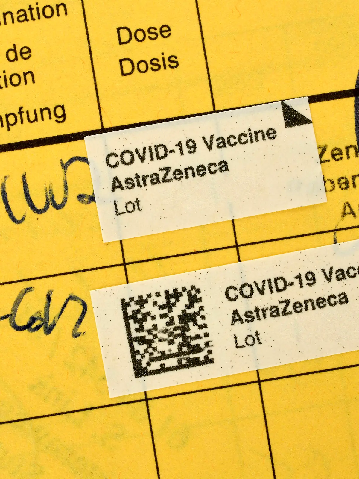  Impfpass nach zweiter erfolgter Impfung mit AstraZeneca gegen Covid-19, Sars-CoV-2, Corona-Krise, Stuttgart, Baden-Württemberg, Deutschland Coronavirus Impfstoff *** Vaccination certificate after second vaccination with AstraZeneca against Covid 19, Sars CoV 2, Corona crisis, Stuttgart, Baden Württemberg, Germany Coronavirus vaccine