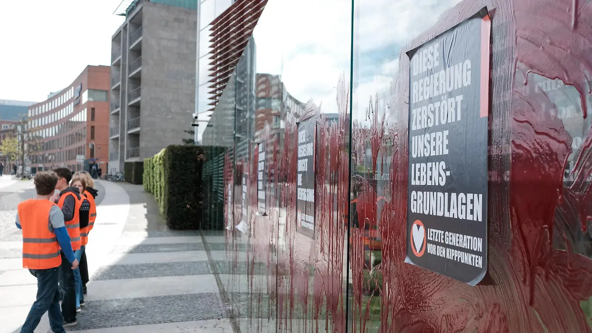 Letzte Generation action at Grundgesetz sculpture in Berlin On May 7, 2023, activists of the Last Generation - Letzte Generation threw blood-like Paste on the Grundgesetz intallation in front of the German Bundestag in Berlin, Germany. The activists demand a speedlimit of 100 km/h on highways, the reintroduction of the 9-Euro-Ticket and a society council to face the climate crisis. Berlin Berlin Germany Copyright: xJONASxGEHRINGx