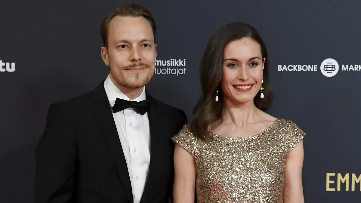 06.05.2022, Finnland, Helsinki: Sanna Marin, Ministerpräsidentin von Finnland, und ihr Ehemann Markus Räikkönen auf dem roten Teppich bei der Verleihung der Emma Awards für die Musikindustrie. Die abtretende finnische Ministerpräsidentin Sanna Marin und ihr Mann Markus Räikkönen reichen nach knapp drei Ehejahren die Scheidung ein. Foto: Jussi Nukari/Lehtikuva/dpa +++ dpa-Bildfunk +++