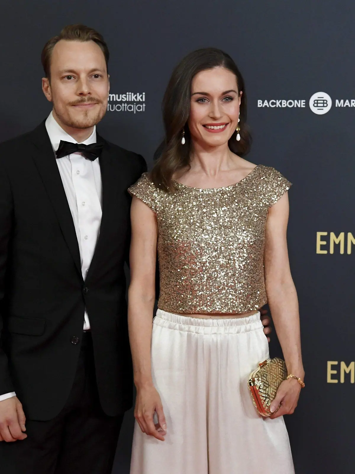 06.05.2022, Finnland, Helsinki: Sanna Marin, Ministerpräsidentin von Finnland, und ihr Ehemann Markus Räikkönen auf dem roten Teppich bei der Verleihung der Emma Awards für die Musikindustrie. Die abtretende finnische Ministerpräsidentin Sanna Marin und ihr Mann Markus Räikkönen reichen nach knapp drei Ehejahren die Scheidung ein. Foto: Jussi Nukari/Lehtikuva/dpa +++ dpa-Bildfunk +++