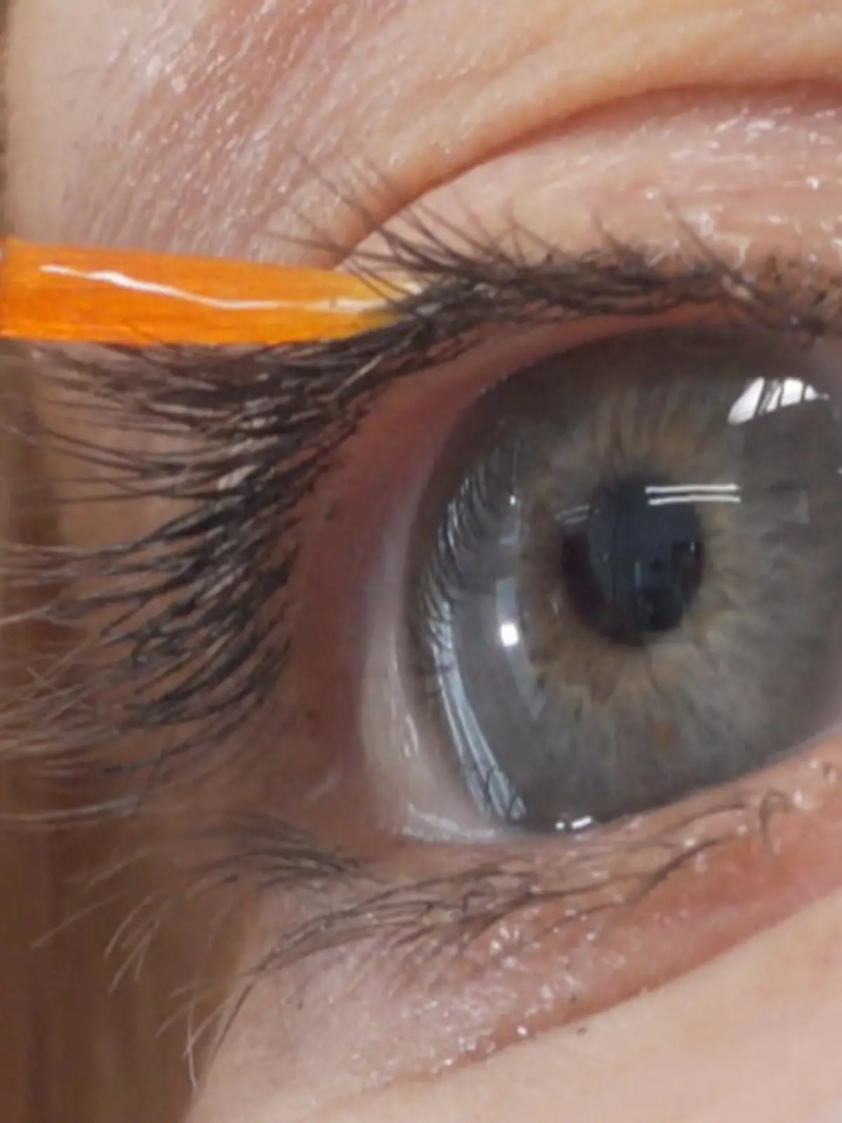 Lange, dichte Wimpern - aber wie? Der Traum von vielen Frauen bleibt oft in unerreichbarer Ferne. Dabei gibt es doch so viele Produkte, die genau das versprechen. Unsere Testerinnen probieren drei Wimpern-Produkte aus. Mit einem super Ergebnis!
