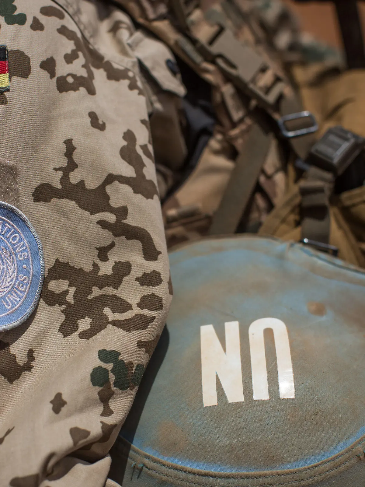 ARCHIV - 06.04.2016, Mali, Gao: Ein Bundeswehrsoldat steht mit seinem UN-Helm im Camp in Gao.     (zu dpa "Mindestens 13 Verletzte bei Anschlag auf deutsche UN-Soldaten in Mali") Foto: Michael Kappeler/dpa +++ dpa-Bildfunk +++