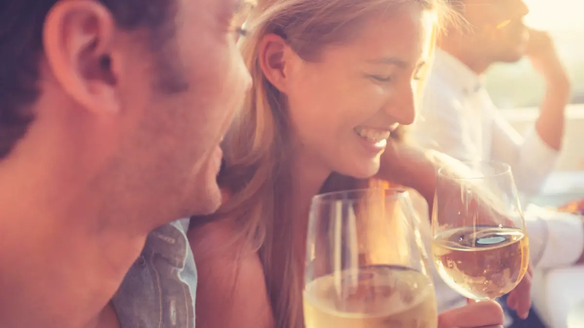 Paar genießt alkoholfreien Wein