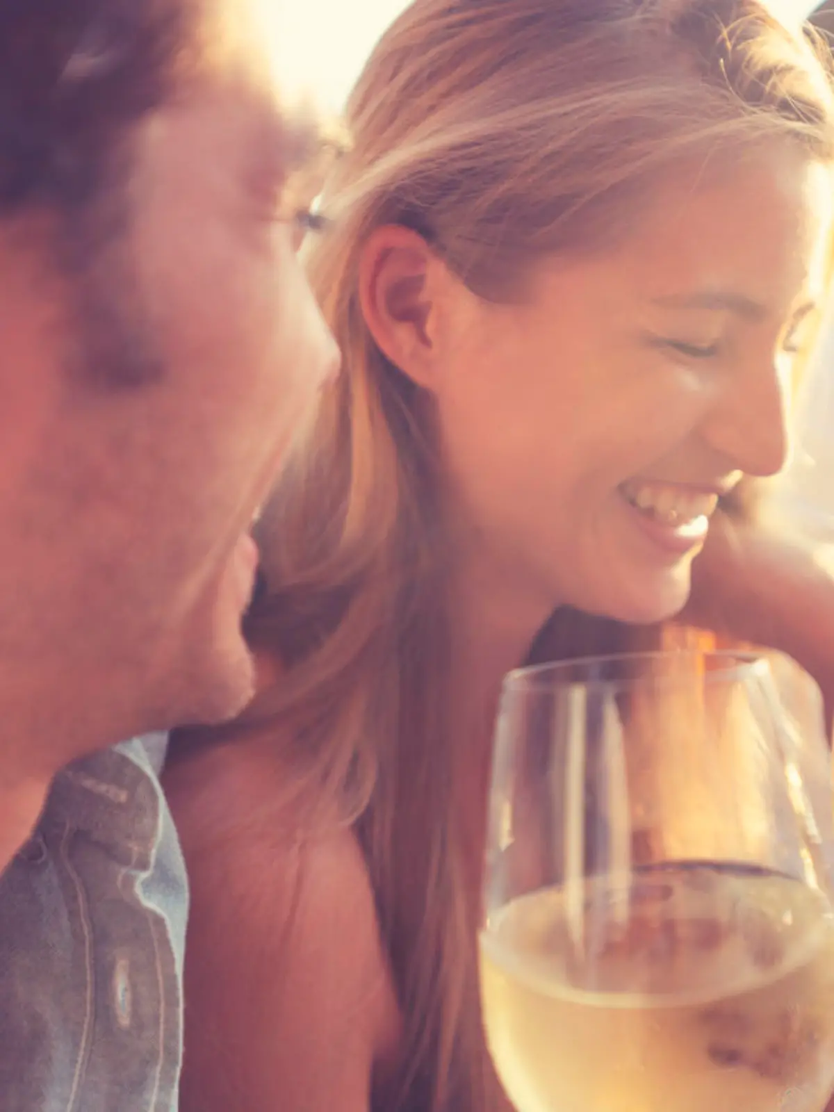Paar genießt alkoholfreien Wein