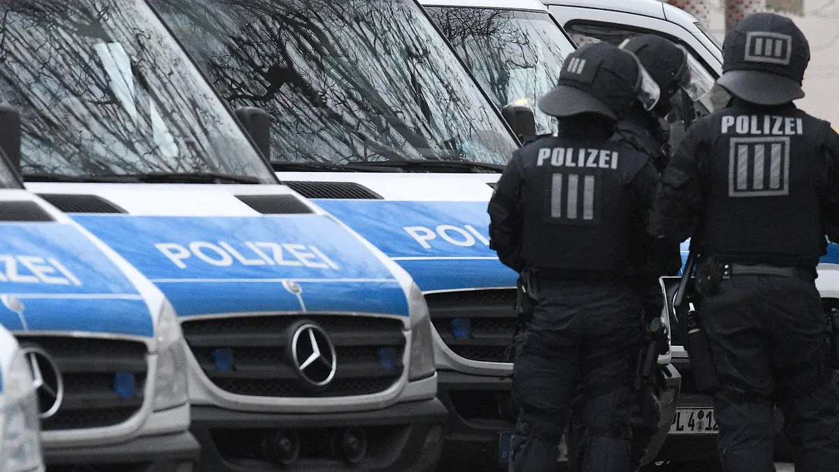 ARCHIV - Polizisten stehen am 01.02.2017 auf dem Gelände der Bilal Moschee in Frankfurt am Main (Hessen) im Stadtteil Griesheim an ihren Fahrzeugen. Die Polizei hat am Mittwoch mehrere Objekte in ganz Hessen wegen Terrorverdachts durchsucht. Insgesamt 54 Objekte seien betroffen gewesen, teilte die Oberstaatsanwaltschaft Frankfurt am Main mit.     (zu dpa «Kein Asyl für terrorverdächtigen Tunesier - Gericht entscheidet» vom 28.03.2017 Foto: Boris Roessler/dpa +++(c) dpa - Bildfunk+++