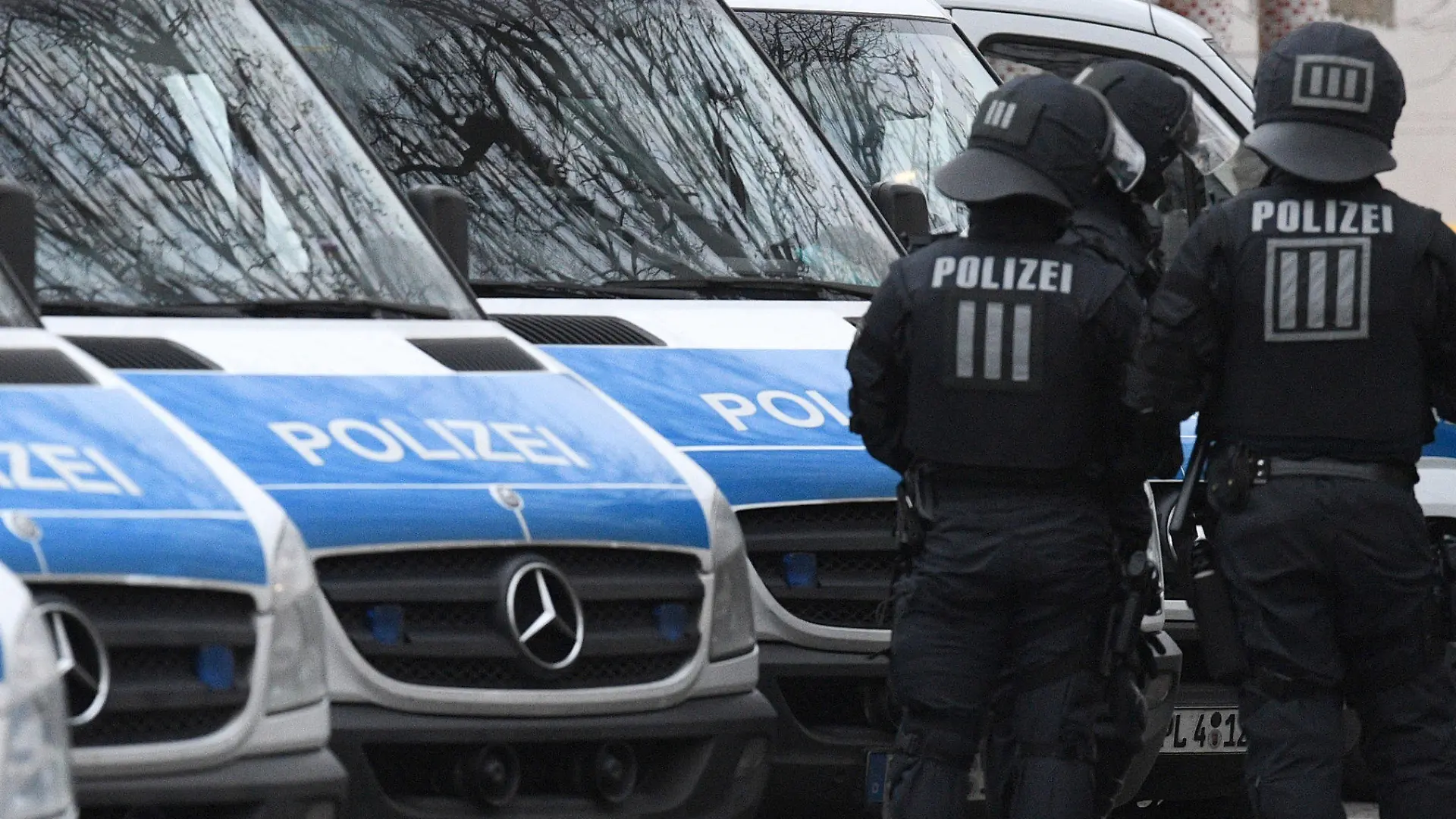 ARCHIV - Polizisten stehen am 01.02.2017 auf dem Gelände der Bilal Moschee in Frankfurt am Main (Hessen) im Stadtteil Griesheim an ihren Fahrzeugen. Die Polizei hat am Mittwoch mehrere Objekte in ganz Hessen wegen Terrorverdachts durchsucht. Insgesamt 54 Objekte seien betroffen gewesen, teilte die Oberstaatsanwaltschaft Frankfurt am Main mit. (zu dpa «Kein Asyl für terrorverdächtigen Tunesier - Gericht entscheidet» vom 28.03.2017 Foto: Boris Roessler/dpa +++(c) dpa - Bildfunk+++
