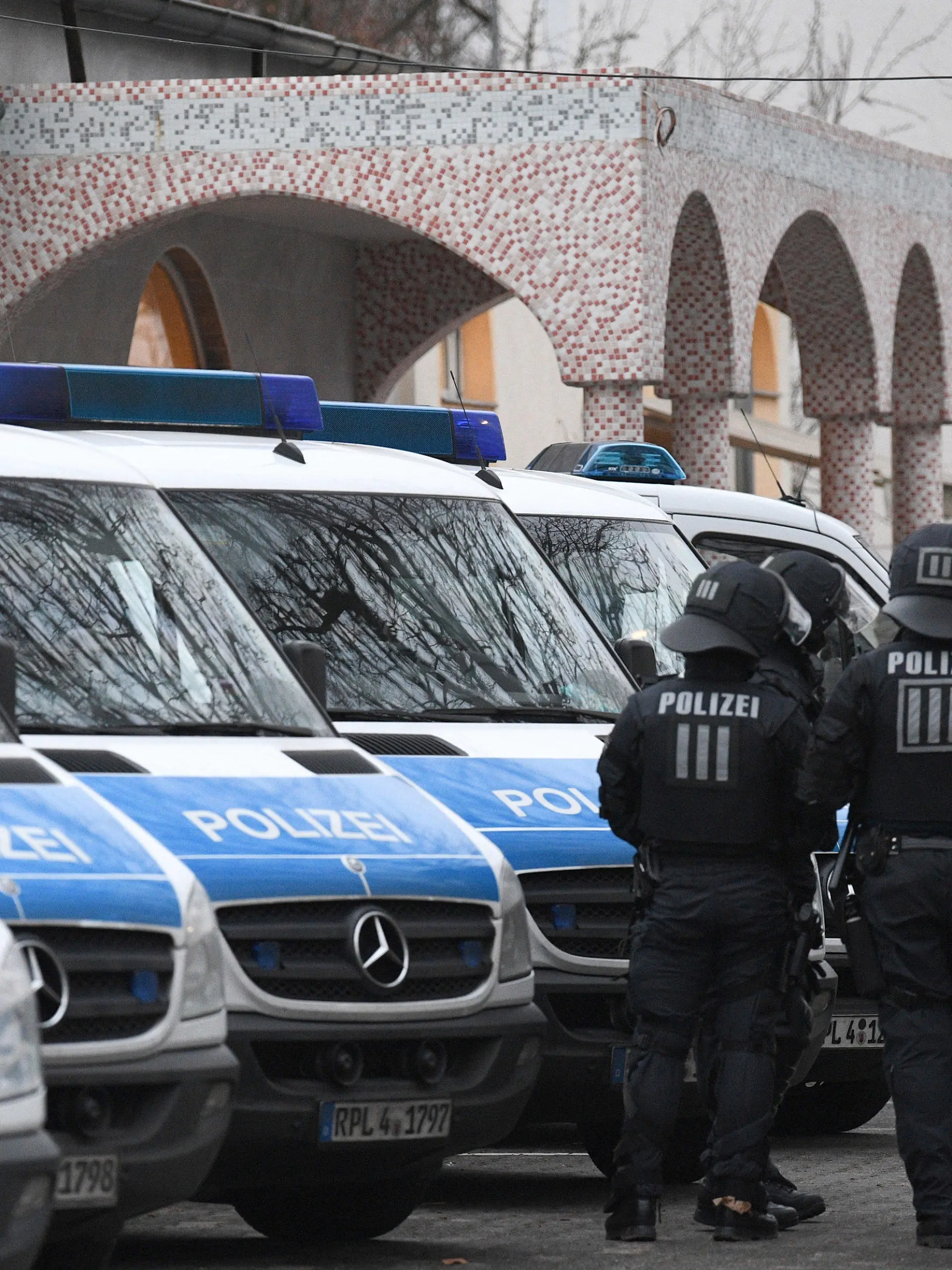 ARCHIV - Polizisten stehen am 01.02.2017 auf dem Gelände der Bilal Moschee in Frankfurt am Main (Hessen) im Stadtteil Griesheim an ihren Fahrzeugen. Die Polizei hat am Mittwoch mehrere Objekte in ganz Hessen wegen Terrorverdachts durchsucht. Insgesamt 54 Objekte seien betroffen gewesen, teilte die Oberstaatsanwaltschaft Frankfurt am Main mit.     (zu dpa «Kein Asyl für terrorverdächtigen Tunesier - Gericht entscheidet» vom 28.03.2017 Foto: Boris Roessler/dpa +++(c) dpa - Bildfunk+++