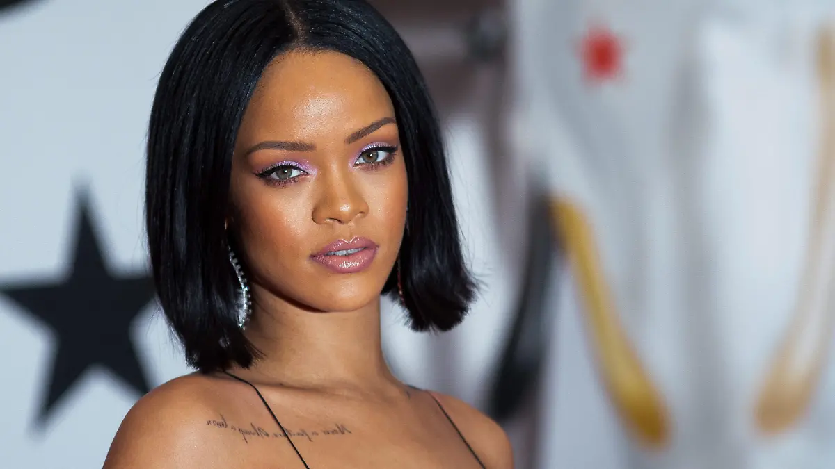 ARCHIV - epa05179115 Barbadian-born singer Rihanna arrives on the red carpet for the 2016 Brit Awards at the O2 Arena in Greenwich, London, Britain, 24 February 2016. EPA/ANDREW COWIE (zu dpa: "Rihanna erhält berühmte «Psycho»-Rolle in «Bates Motel»" vom 23.07.2016) +++(c) dpa - Bildfunk+++
