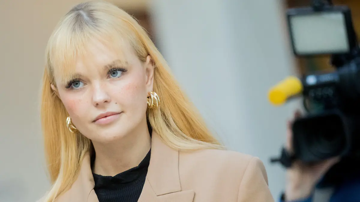 27.02.2019, Nordrhein-Westfalen, Düsseldorf: Bonnie Strange, Bloggerin und Influencerin, kommt in das Landgericht. Ein Modeverkäufer fordert 25 000 Euro Schmerzensgeld von der 32-Jährigen, die ihn im Internet beleidigt haben soll. Foto: Rolf Vennenbernd/dpa +++ dpa-Bildfunk +++