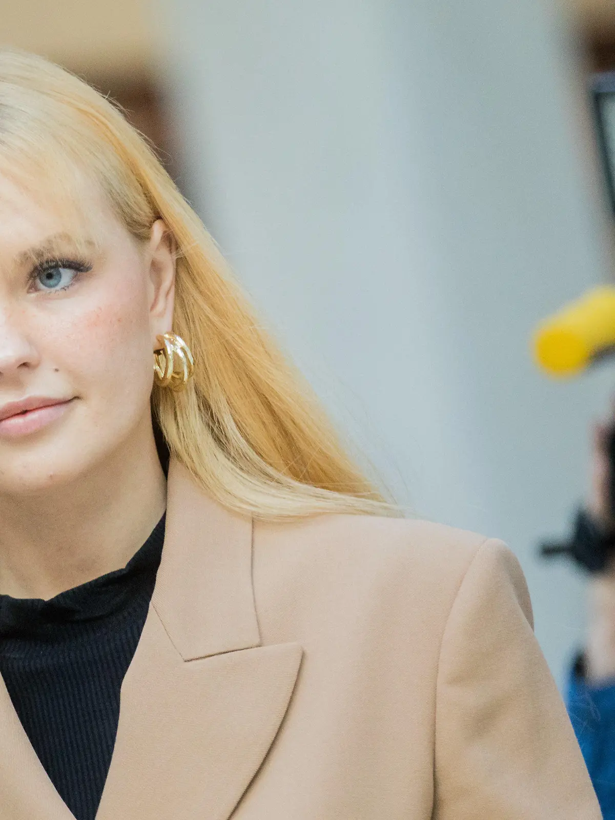 27.02.2019, Nordrhein-Westfalen, Düsseldorf: Bonnie Strange, Bloggerin und Influencerin, kommt in das Landgericht. Ein Modeverkäufer fordert 25 000 Euro Schmerzensgeld von der 32-Jährigen, die ihn im Internet beleidigt haben soll. Foto: Rolf Vennenbernd/dpa +++ dpa-Bildfunk +++