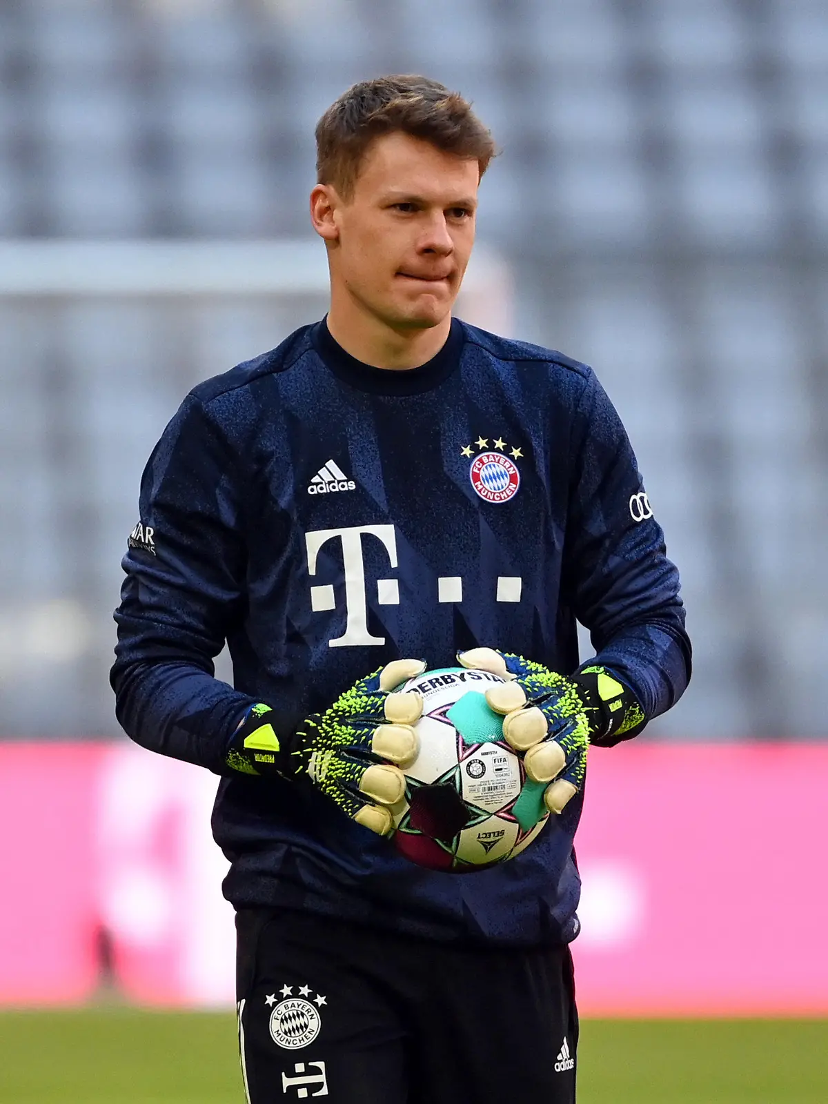 10.04.2021, Bayern, München: Fußball: Bundesliga, FC Bayern München - 1. FC Union Berlin, 28. Spieltag in der Allianz Arena. Münchens Torwart Alexander Nübel beim Aufwärmen vor dem Spiel. WICHTIGER HINWEIS: Gemäß den Vorgaben der DFL Deutsche Fußball Liga bzw. des DFB Deutscher Fußball-Bund ist es untersagt, in dem Stadion und/oder vom Spiel angefertigte Fotoaufnahmen in Form von Sequenzbildern und/oder videoähnlichen Fotostrecken zu verwerten bzw. verwerten zu lassen. Foto: Sven Hoppe/dpa +++ dpa-Bildfunk +++