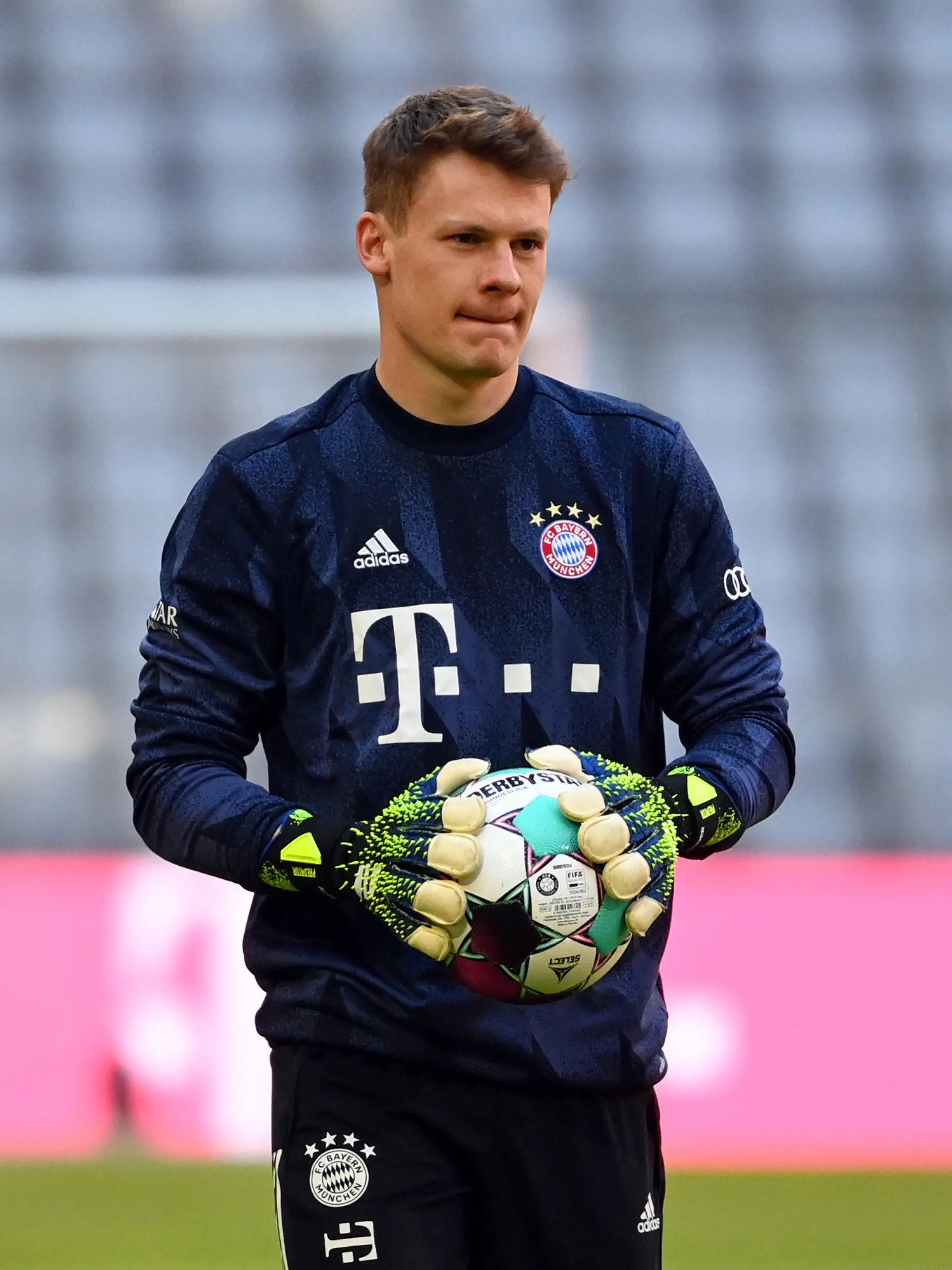 10.04.2021, Bayern, München: Fußball: Bundesliga, FC Bayern München - 1. FC Union Berlin, 28. Spieltag in der Allianz Arena. Münchens Torwart Alexander Nübel beim Aufwärmen vor dem Spiel. WICHTIGER HINWEIS: Gemäß den Vorgaben der DFL Deutsche Fußball Liga bzw. des DFB Deutscher Fußball-Bund ist es untersagt, in dem Stadion und/oder vom Spiel angefertigte Fotoaufnahmen in Form von Sequenzbildern und/oder videoähnlichen Fotostrecken zu verwerten bzw. verwerten zu lassen. Foto: Sven Hoppe/dpa +++ dpa-Bildfunk +++