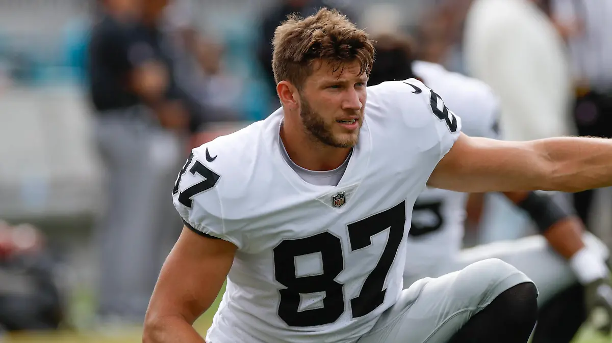 JACKSONVILLE, FL - NOVEMBER 06: Las Vegas Raiders tight end Foster Moreau 87 during the game between the Las Vegas Raiders and the Jacksonville Jaguars on November 6, 2022 at TIAA Bank Field in Jacksonville, Fl. Photo by David Rosenblum/Icon Sportswire NFL, American Football Herren, USA NOV 06 Raiders at Jaguars Icon221106249201